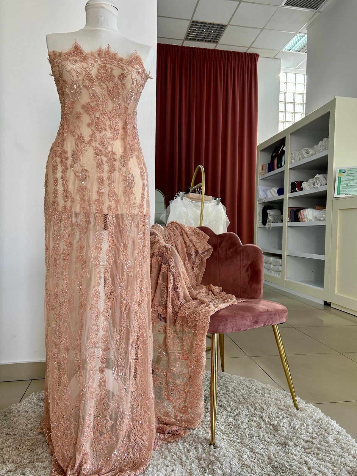 Nude Haute Couture Chantilly típusú csipke