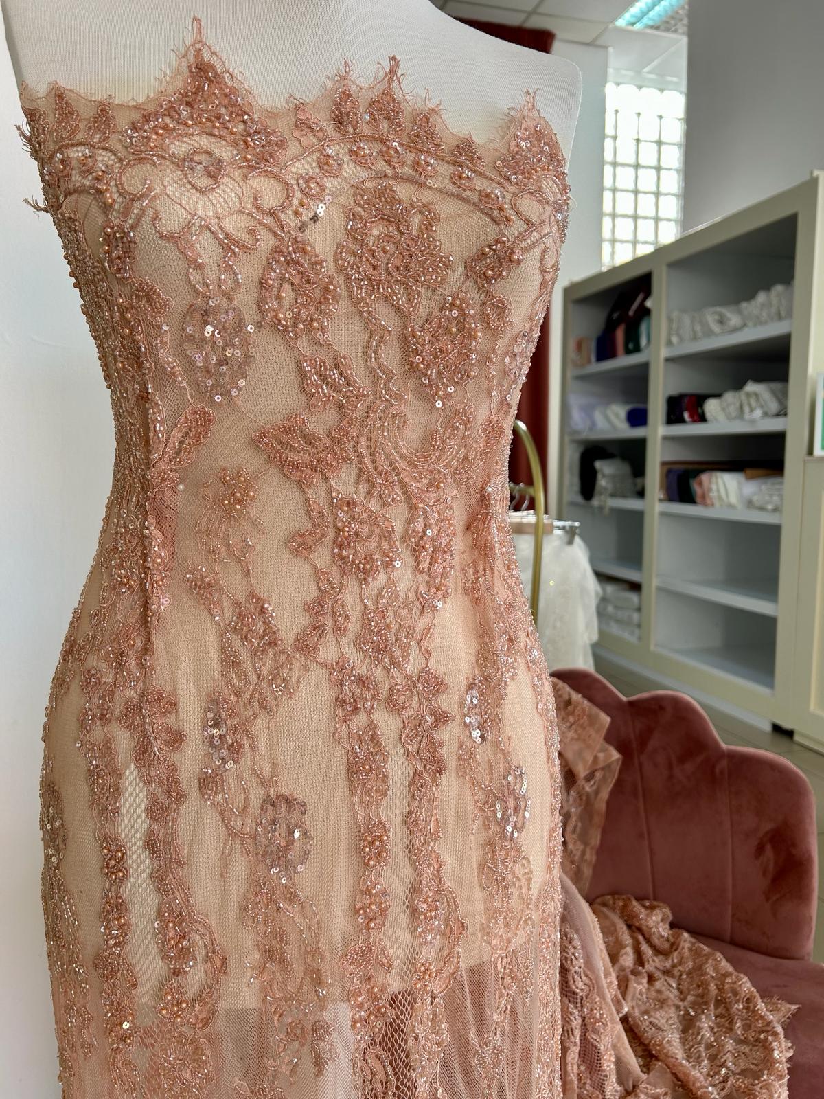 Nude Haute Couture Chantilly típusú csipke