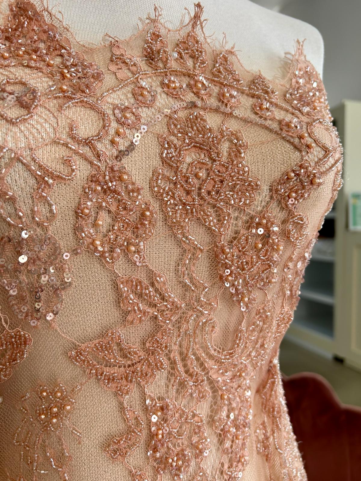 Nude Haute Couture Chantilly típusú csipke