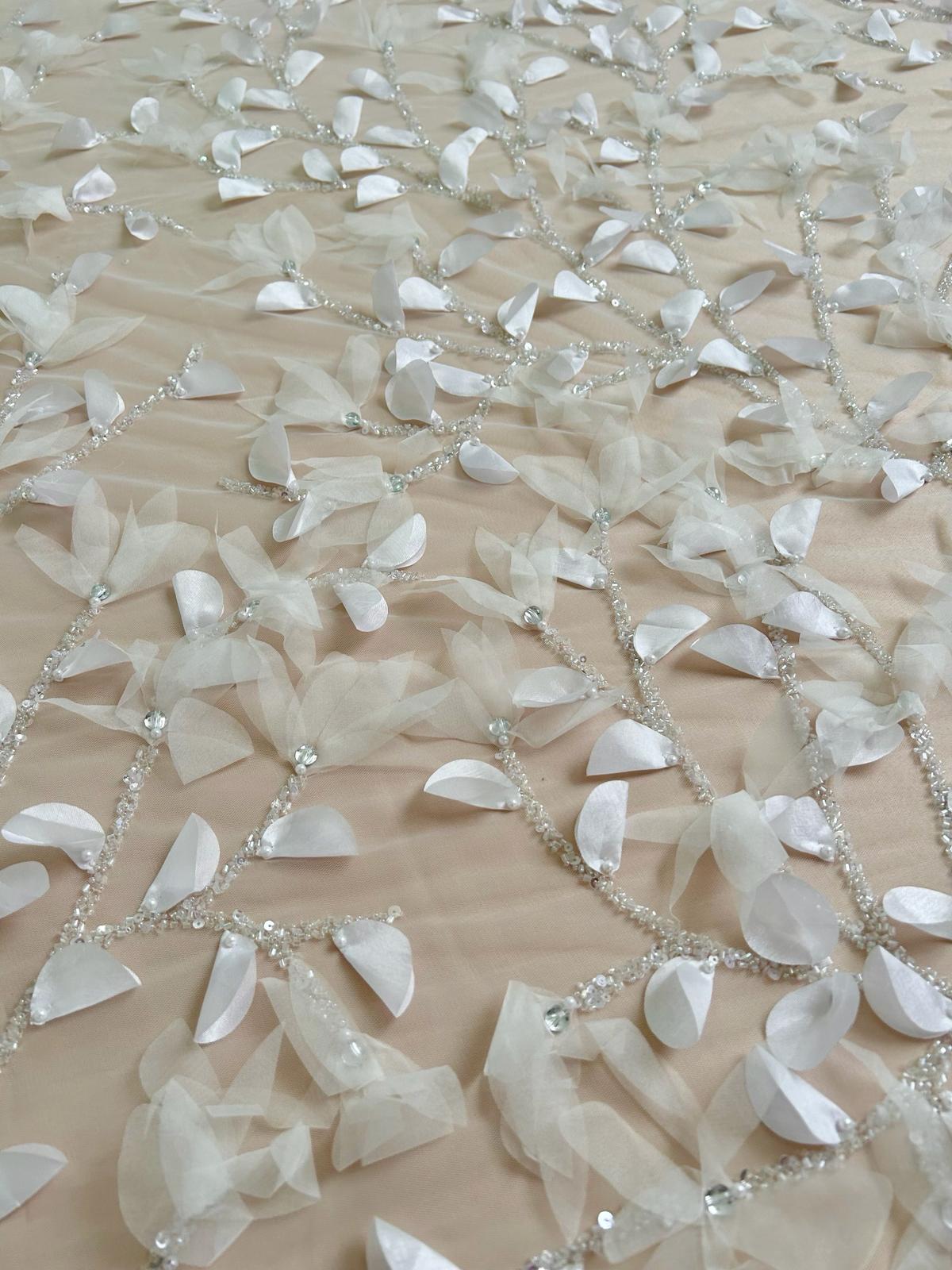 Ivory Haute Couture csipke 3D virágokkal