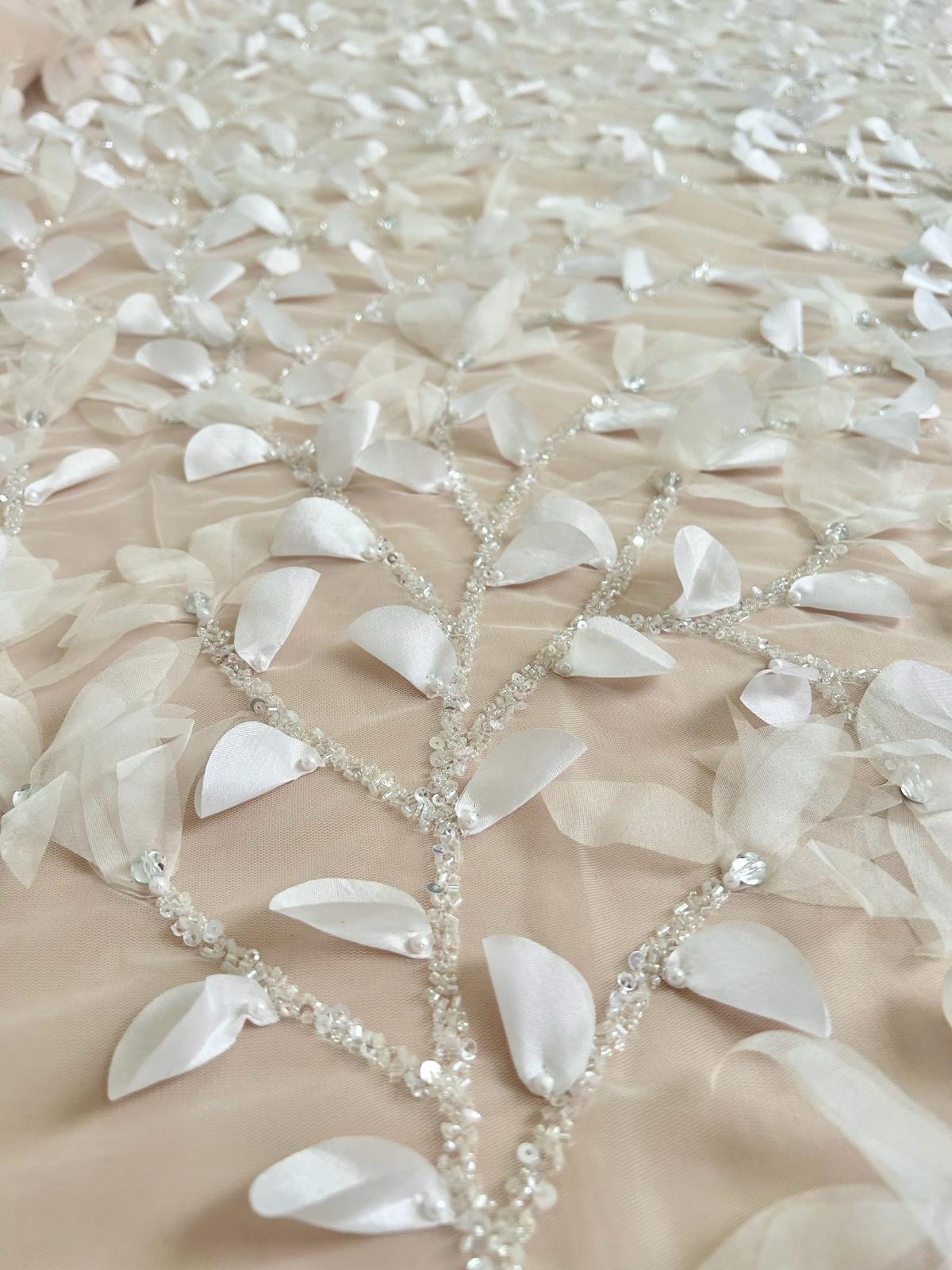 Ivory Haute Couture csipke 3D virágokkal