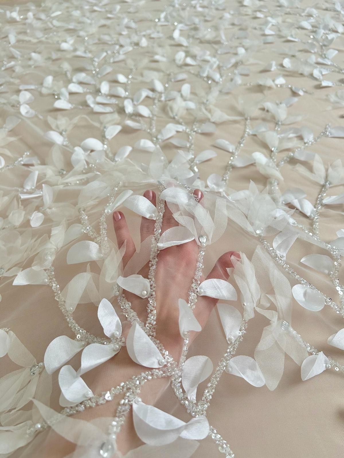 Ivory Haute Couture csipke 3D virágokkal