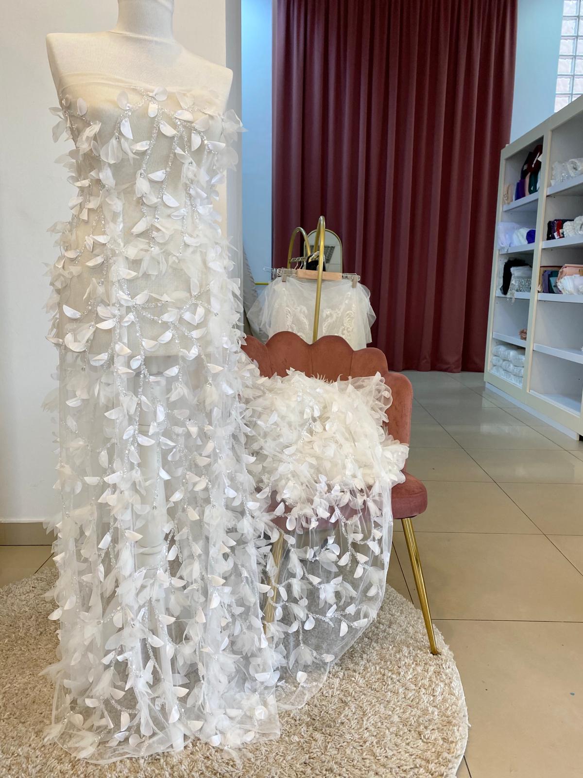 Ivory Haute Couture csipke 3D virágokkal