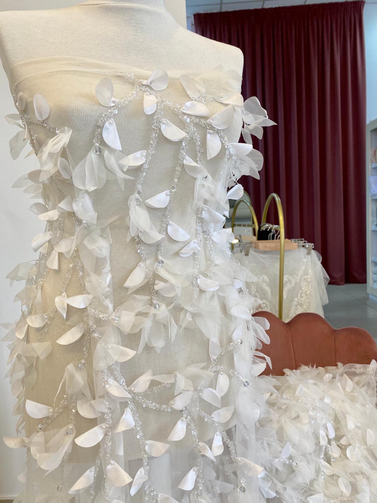 Ivory Haute Couture csipke 3D virágokkal