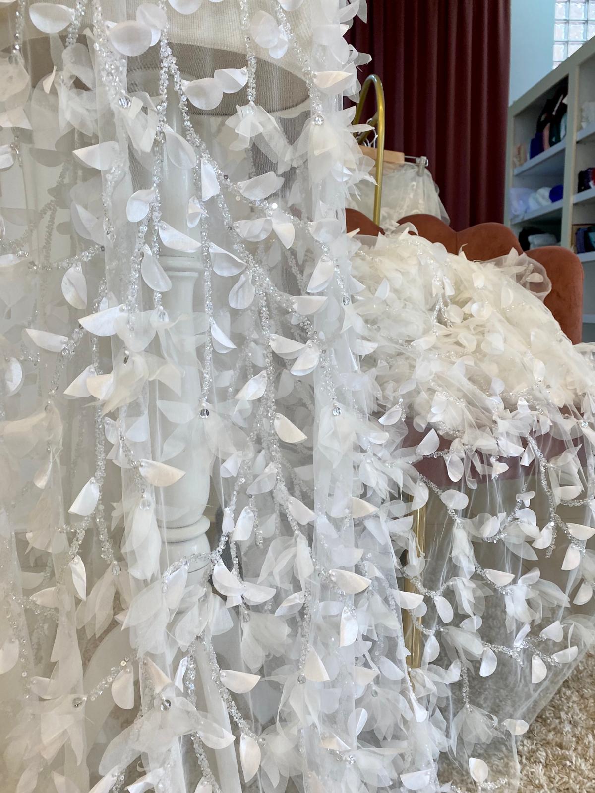 Ivory Haute Couture csipke 3D virágokkal