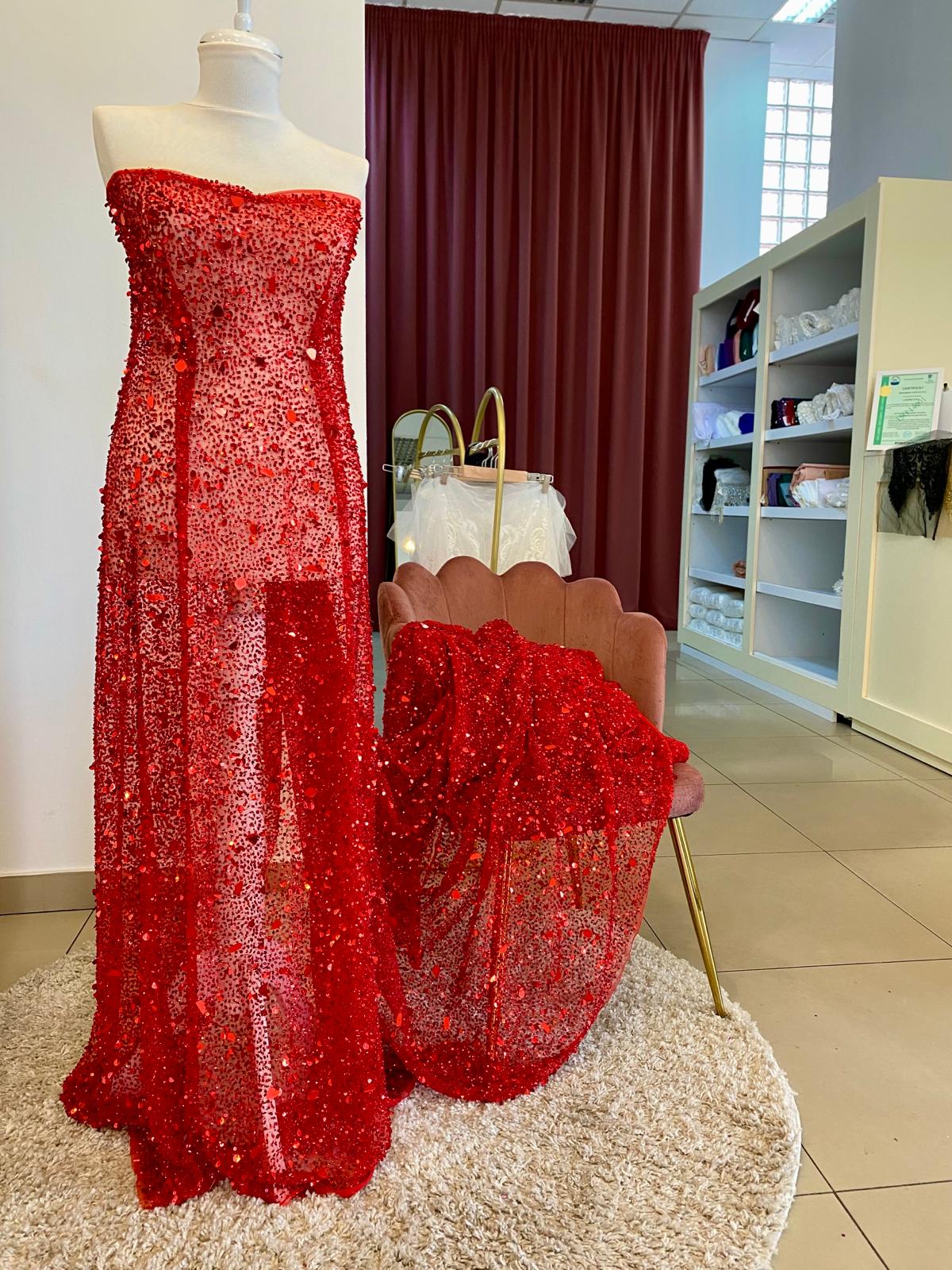 Piros Haute Couture csipke, tükrökkel
