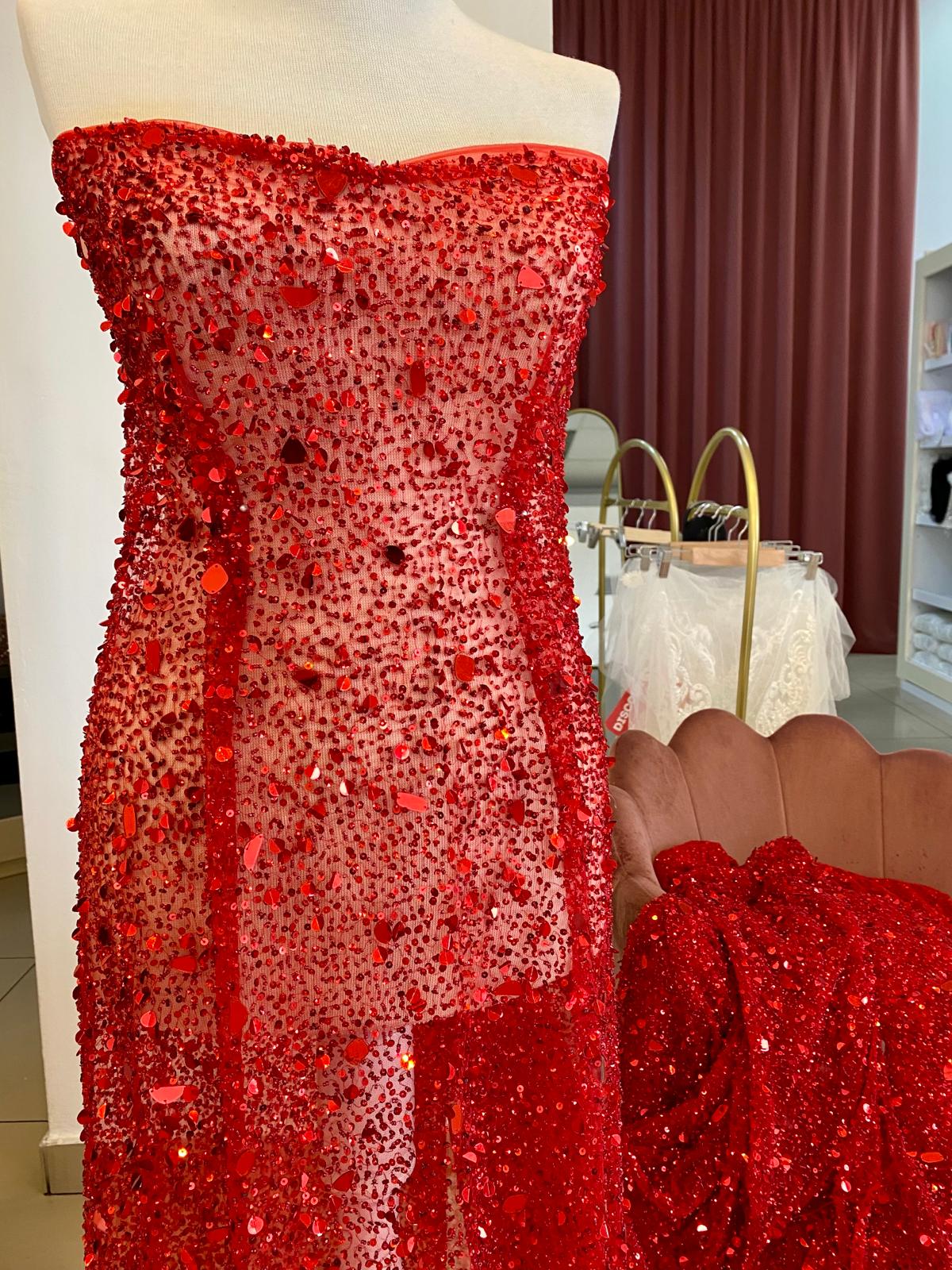 Piros Haute Couture csipke, tükrökkel