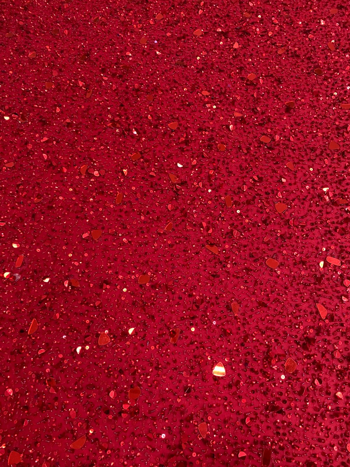 Piros Haute Couture csipke, tükrökkel