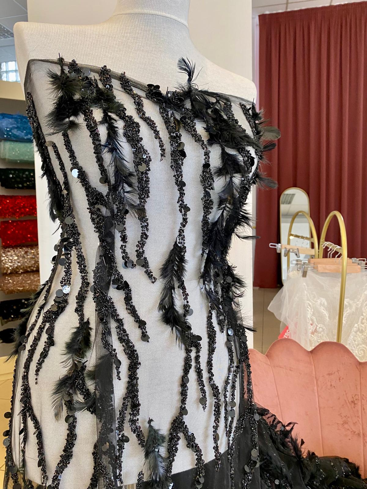 Fekete Haute Couture csipke gyöngysorokkal és tollakkal