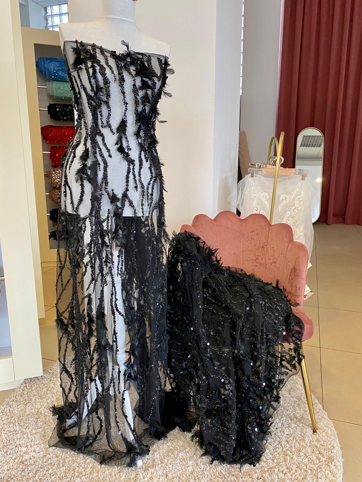 Fekete Haute Couture csipke gyöngysorokkal és tollakkal