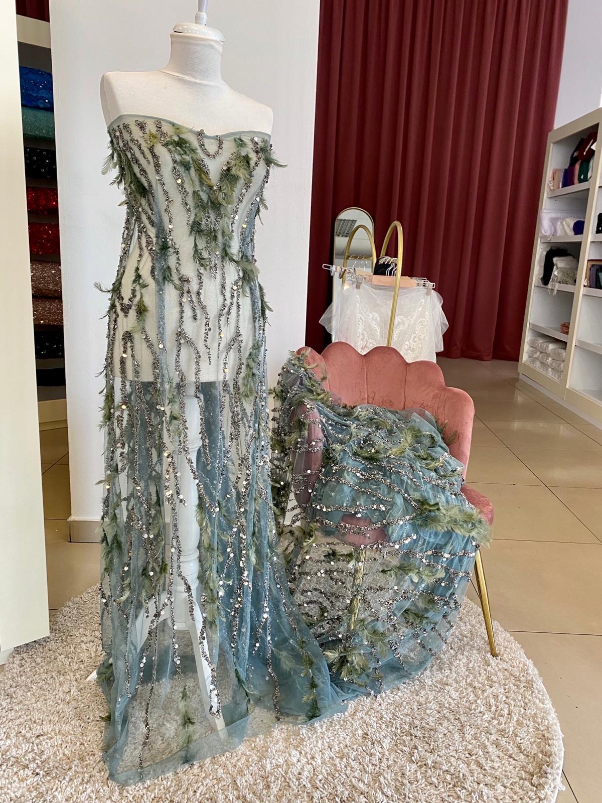 Dantela Gri Antracit Haute Couture cu Siraguri si Pene Petrol