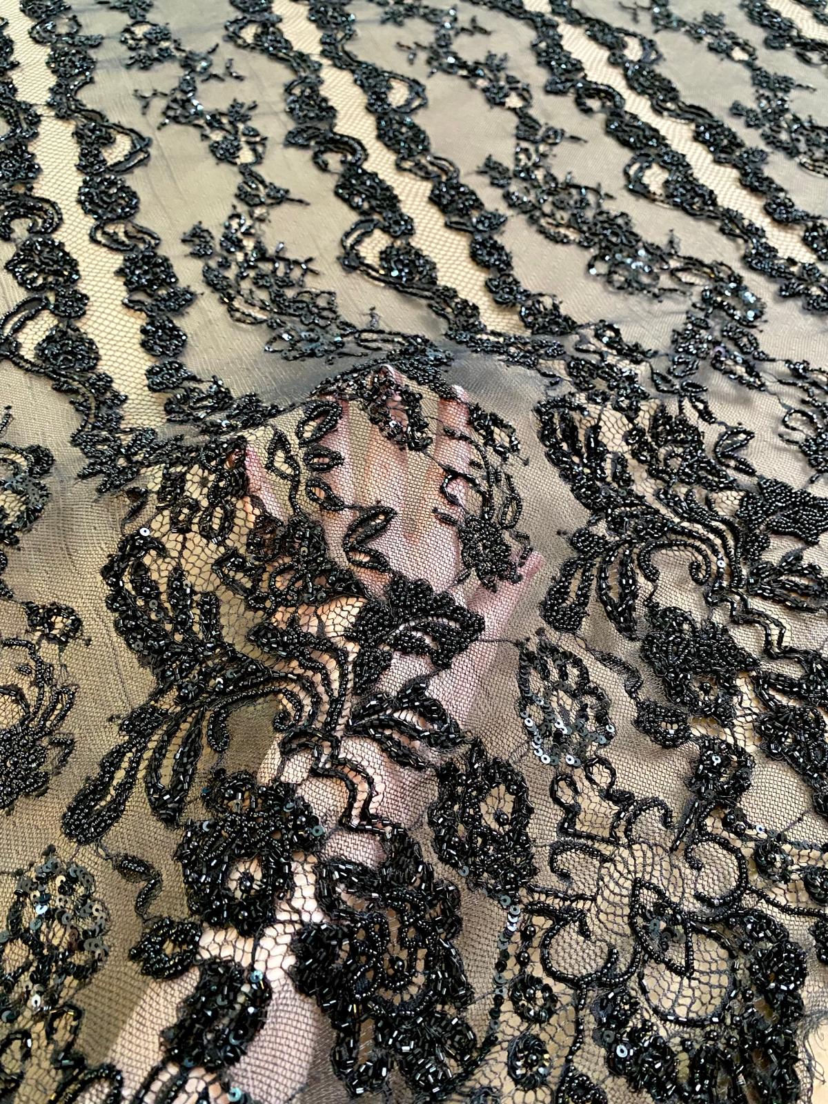 Fekete Haute Couture csipke, Chantilly típus