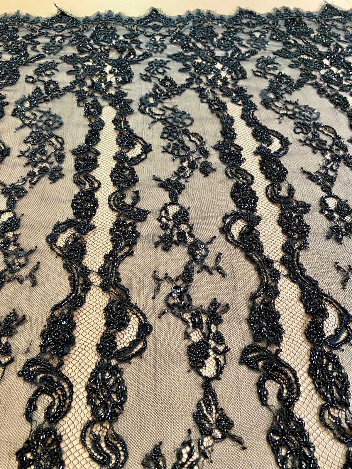 Fekete Haute Couture csipke, Chantilly típus