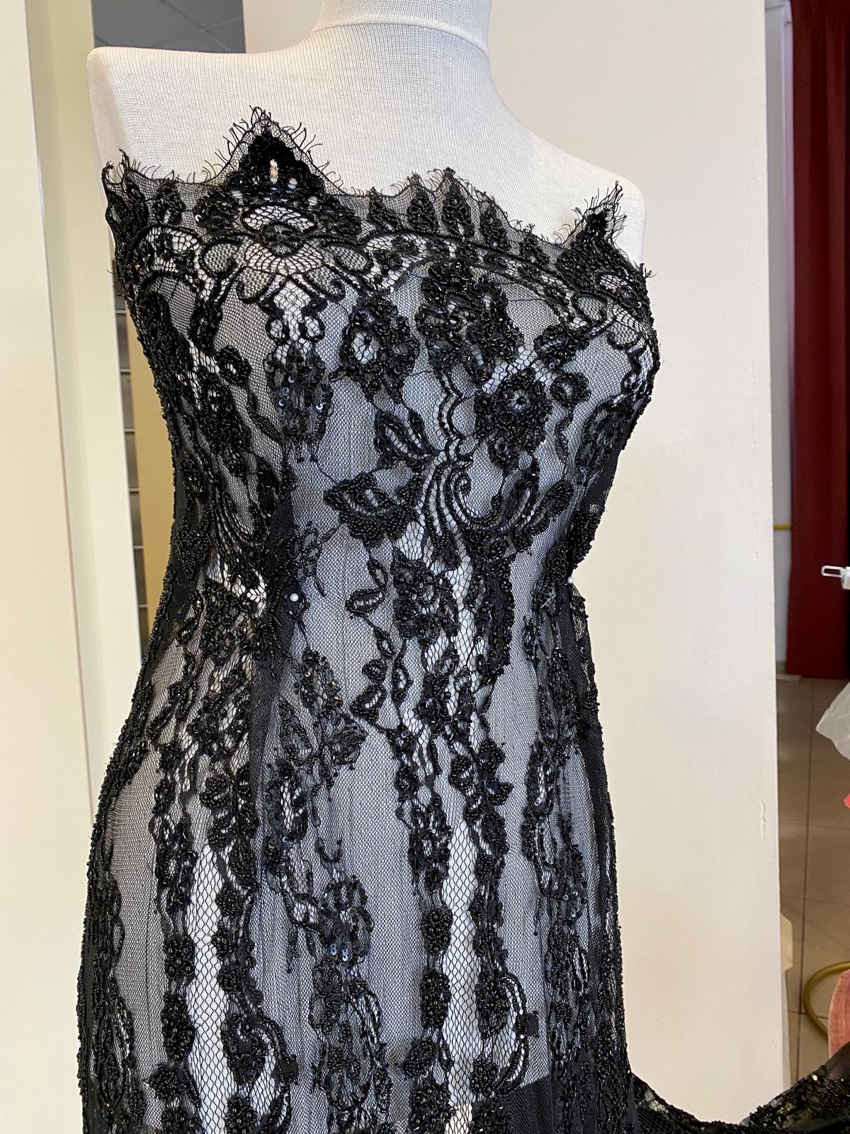 Fekete Haute Couture csipke, Chantilly típus