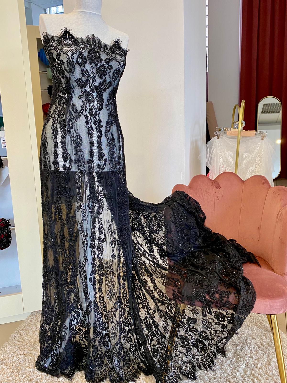 Fekete Haute Couture csipke, Chantilly típus