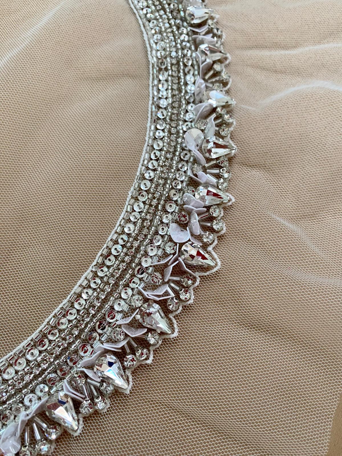Ezüstszínű Haute Couture gallér