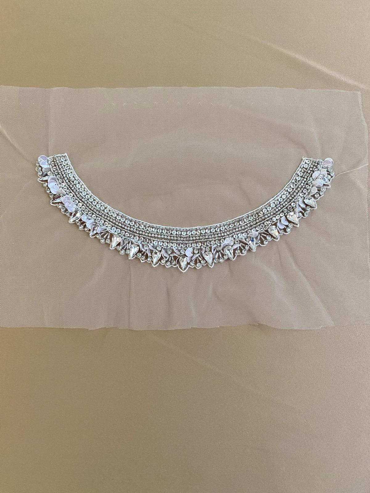 Ezüstszínű Haute Couture gallér