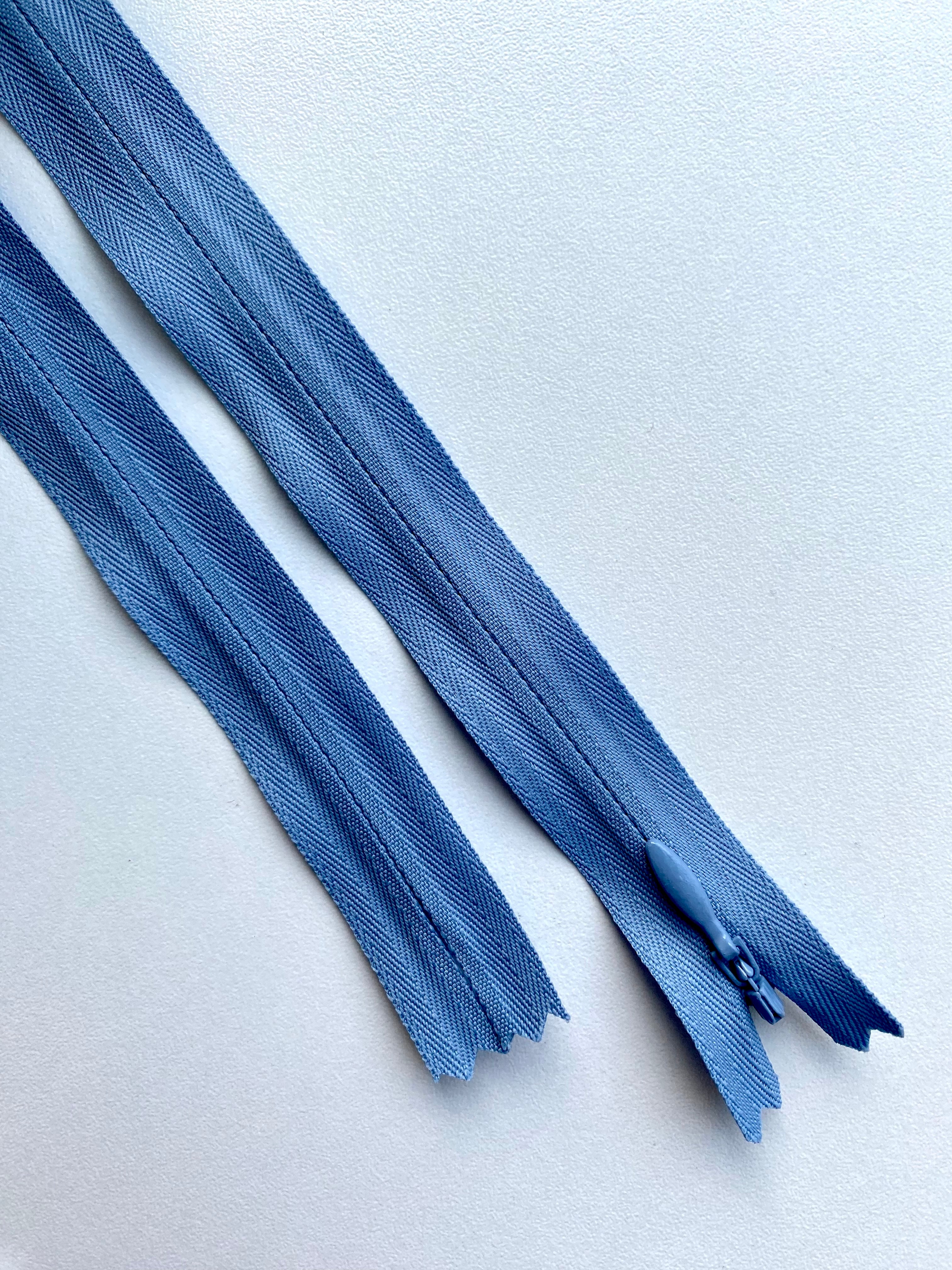 Strapabíró, rejtett YKK cipzár, poros kék, 70 cm hosszú