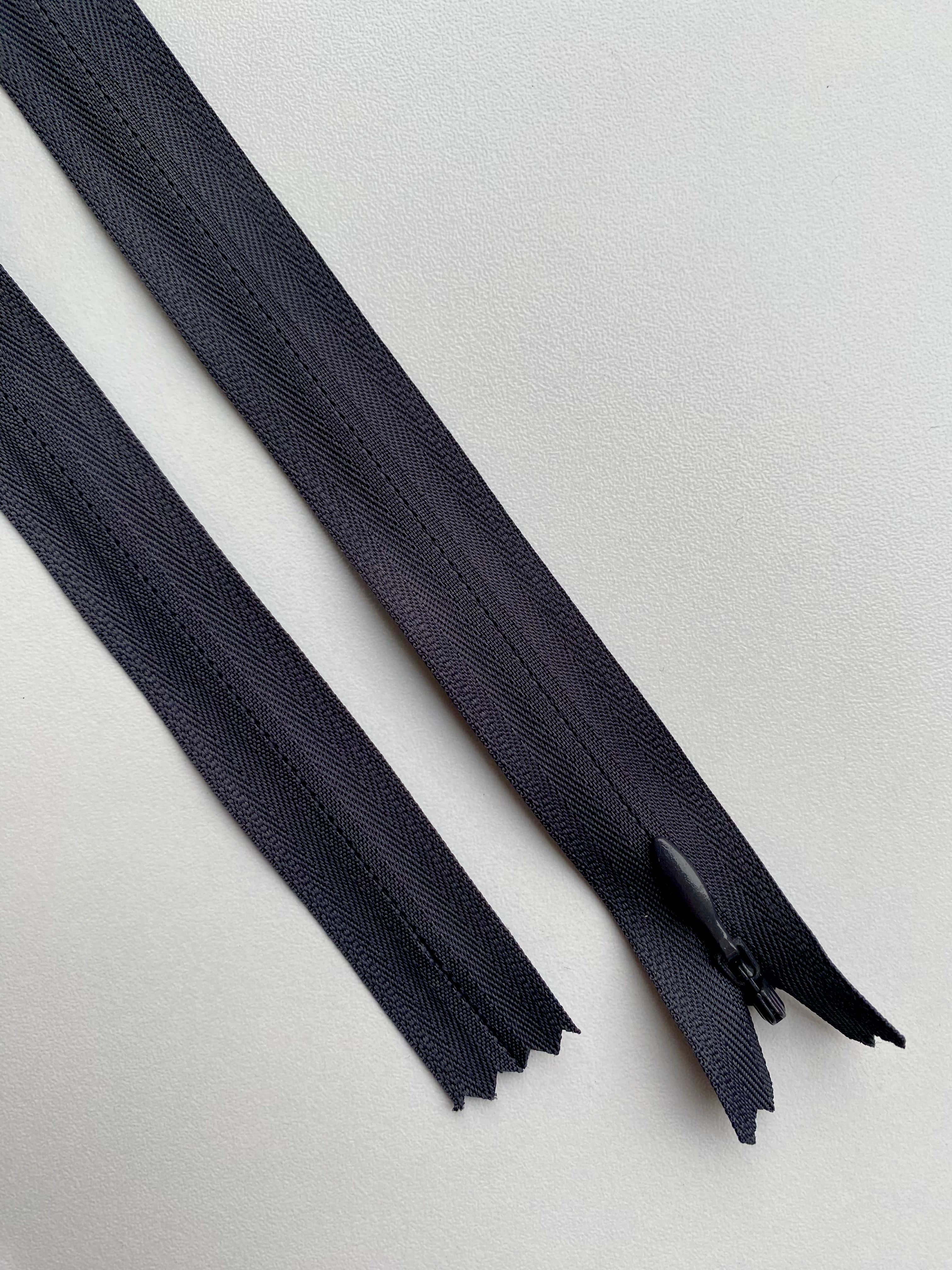 Erős, rejtett YKK cipzár, antracit színű, 70 cm hosszú