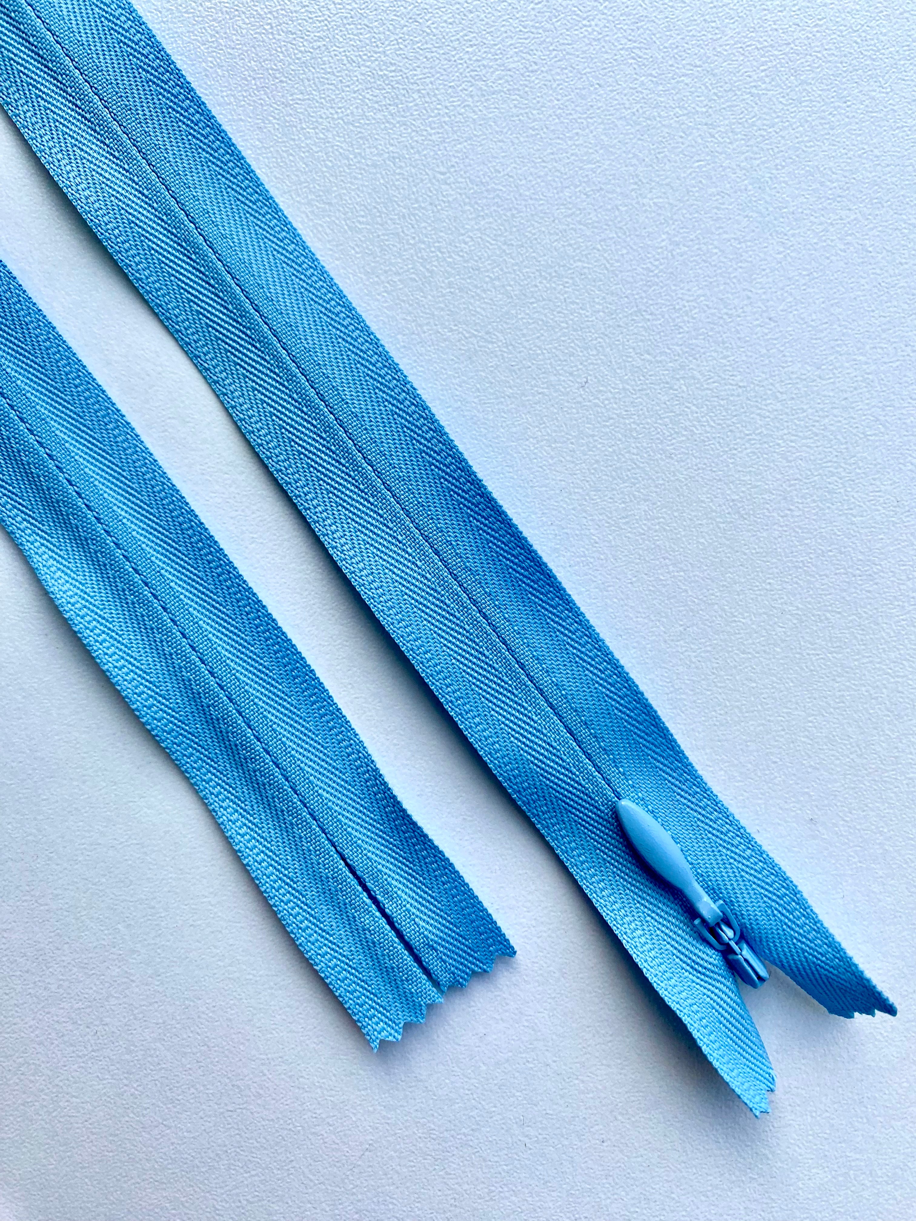 Erős, rejtett YKK cipzár, világoskék, 70 cm hosszú