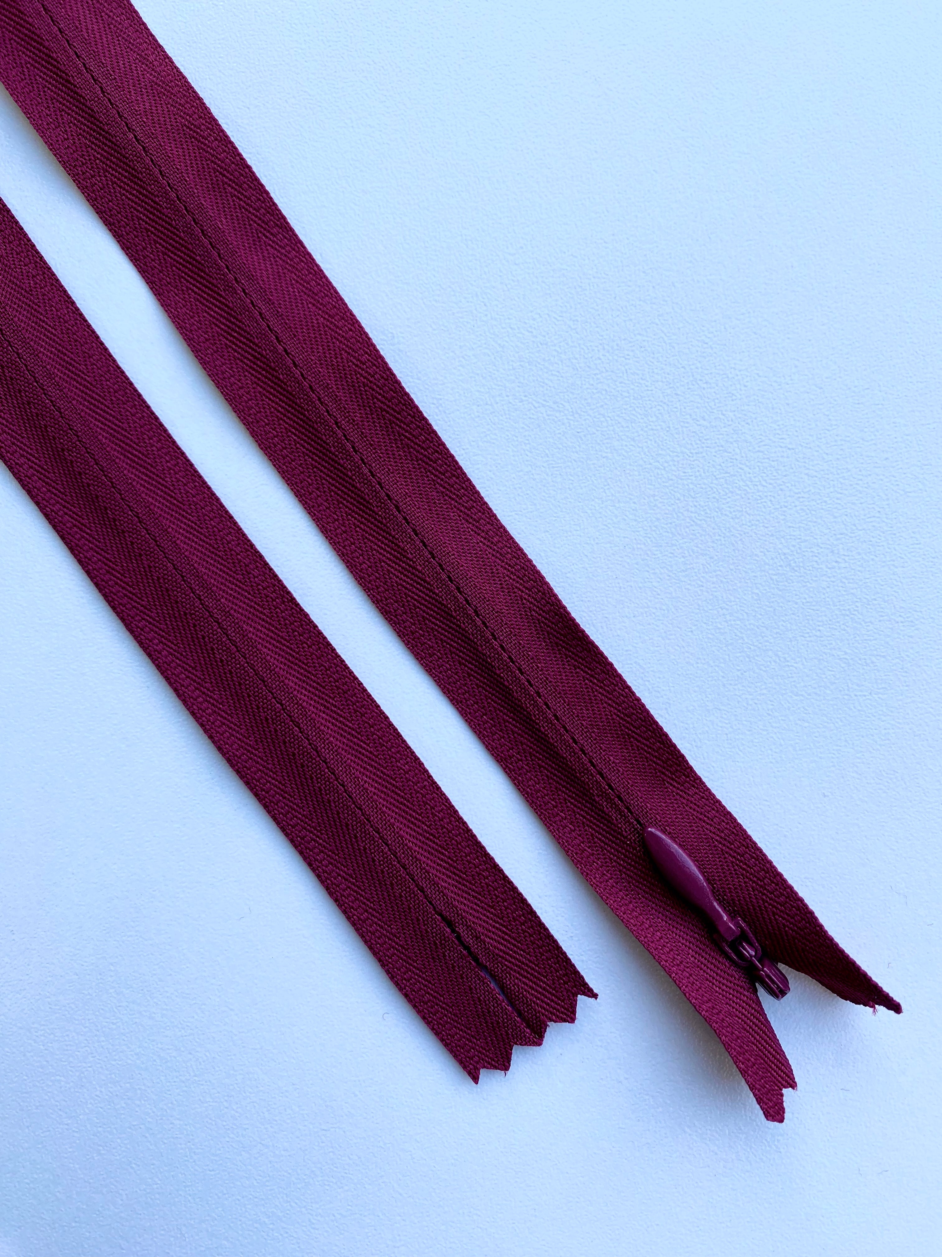 Tartós, rejtett YKK márkájú cipzár, burgundi színű, 70 cm hosszú