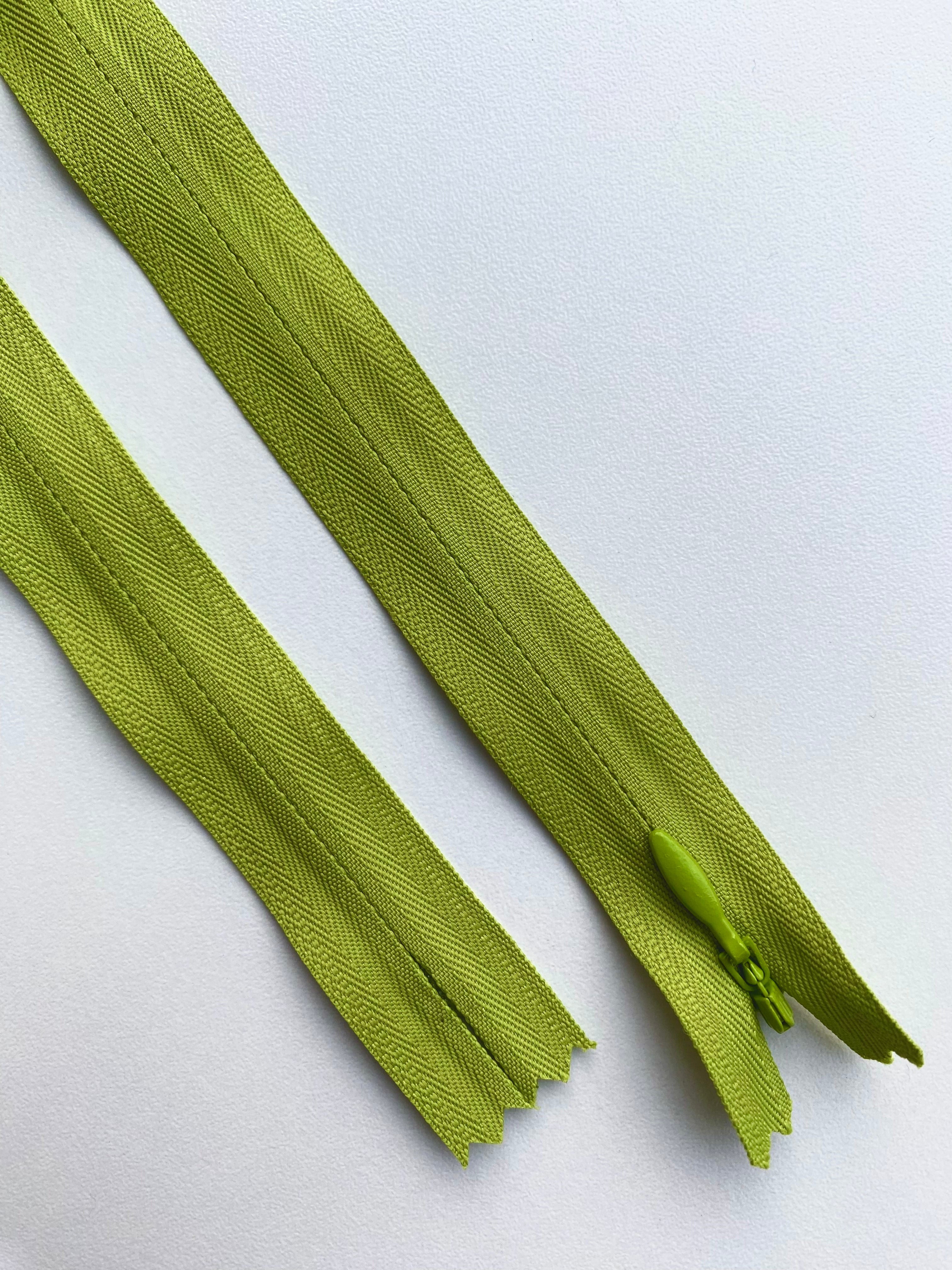 Tartós, rejtett cipzár, YKK márka, sötét pisztácia színű, 70 cm hosszú