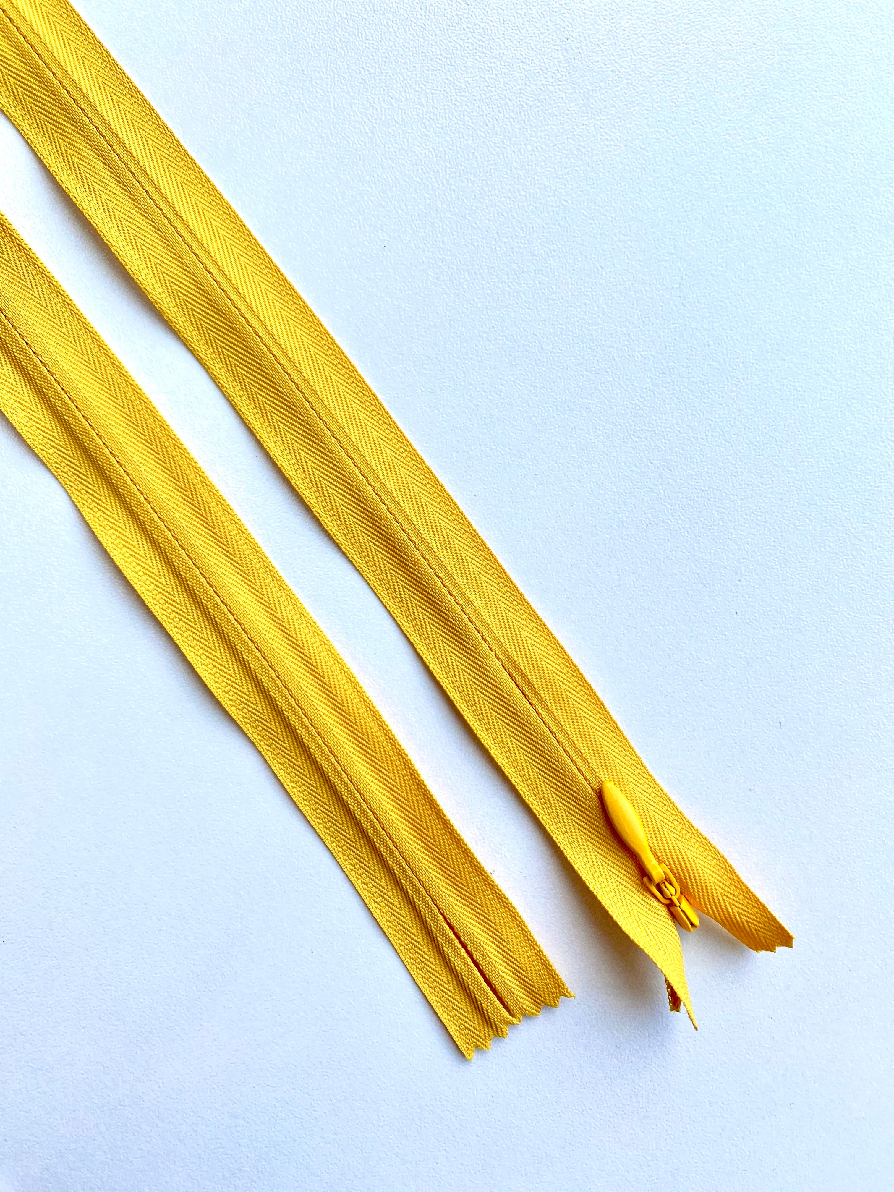 Fermoar rezistent, ascuns, brand YKK, culoare galben, 70 cm lungime