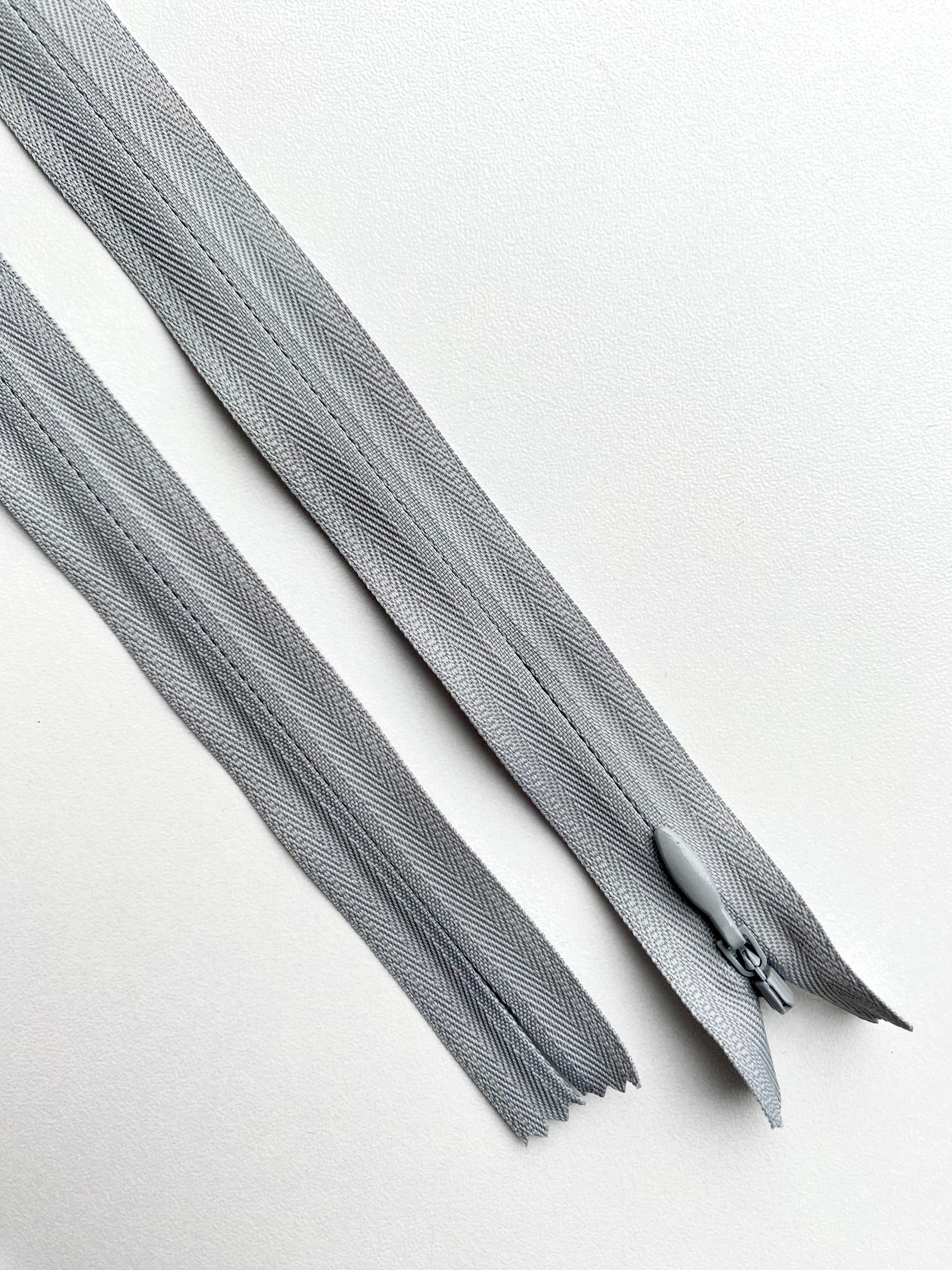 Fermoar rezistent, ascuns, brand YKK, culoare gri deschis, 70 cm lungime