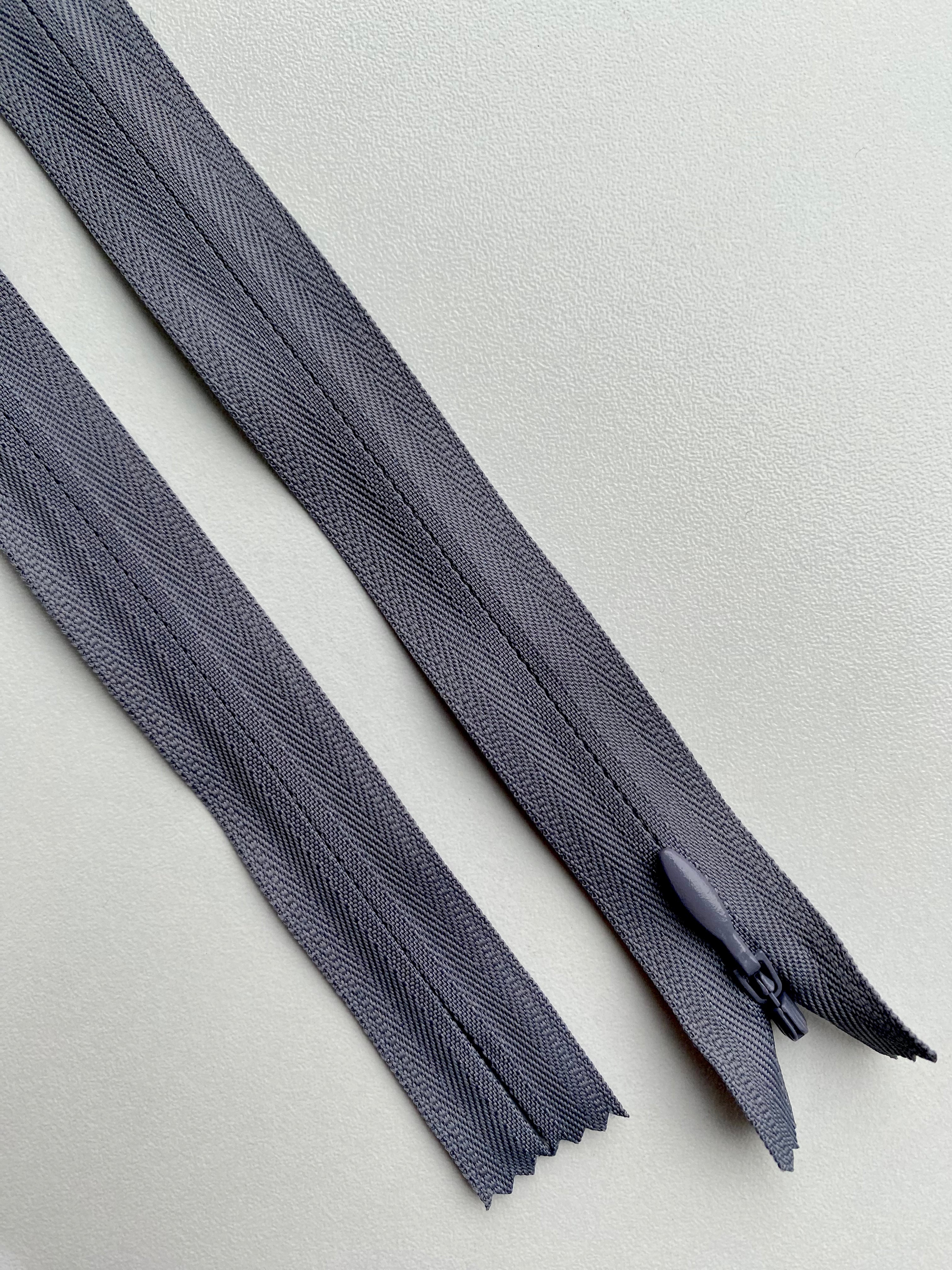 Tartós, rejtett YKK cipzár, sötétszürke, 70 cm hosszú
