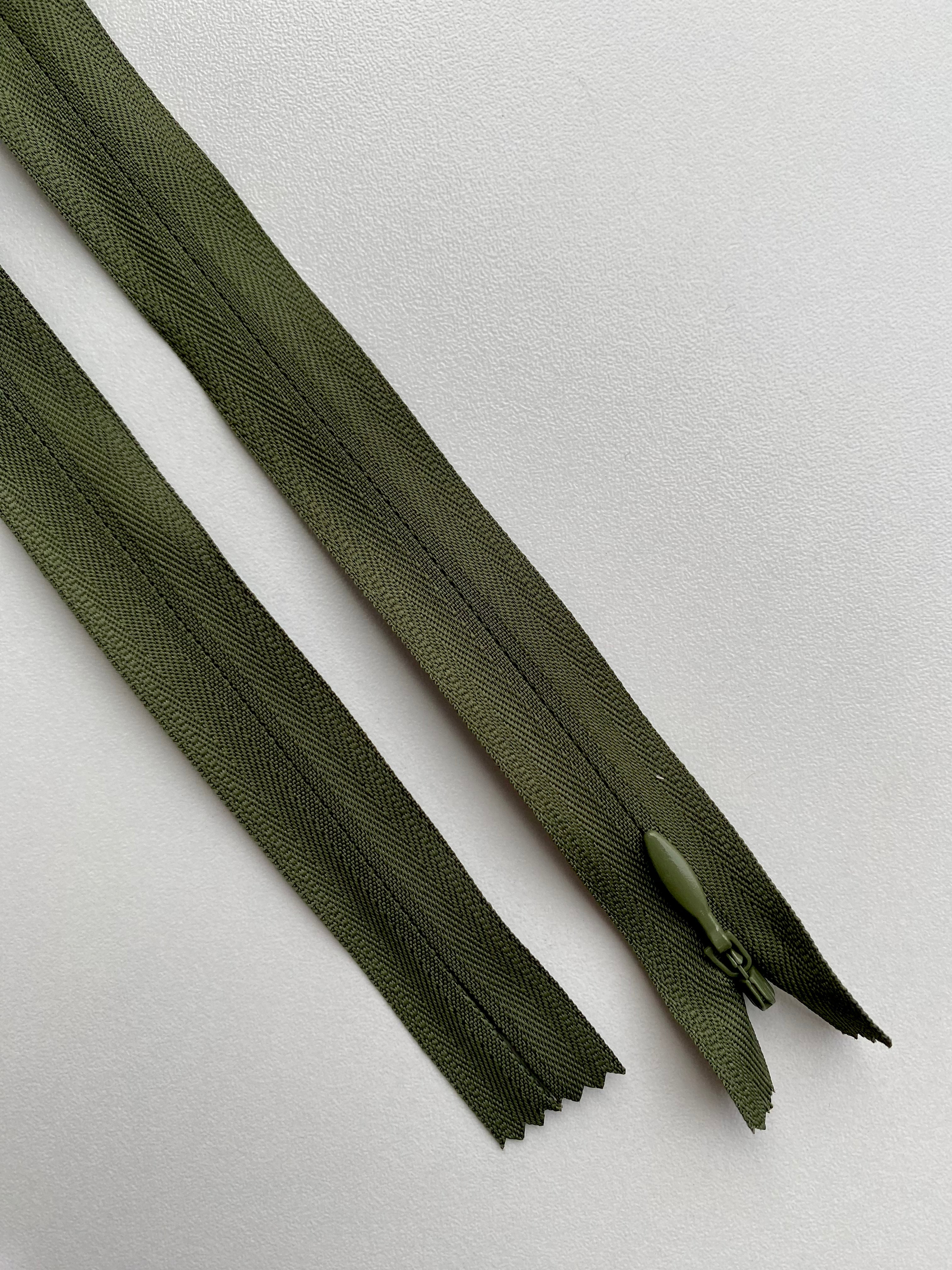 Tartós, rejtett YKK cipzár, olívazöld, 70 cm hosszú