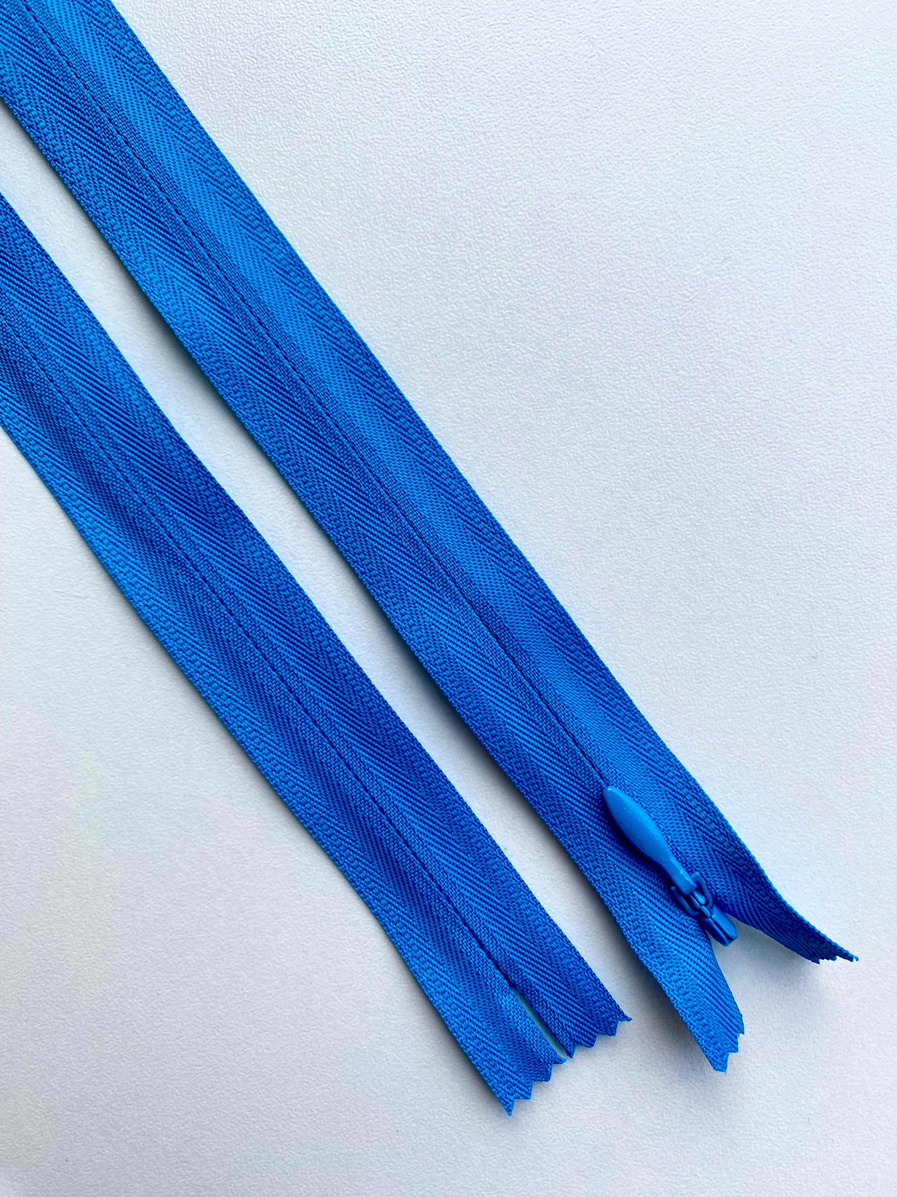 Fermoar rezistent, ascuns, brand YKK, culoare sky blue, 70 cm lungime