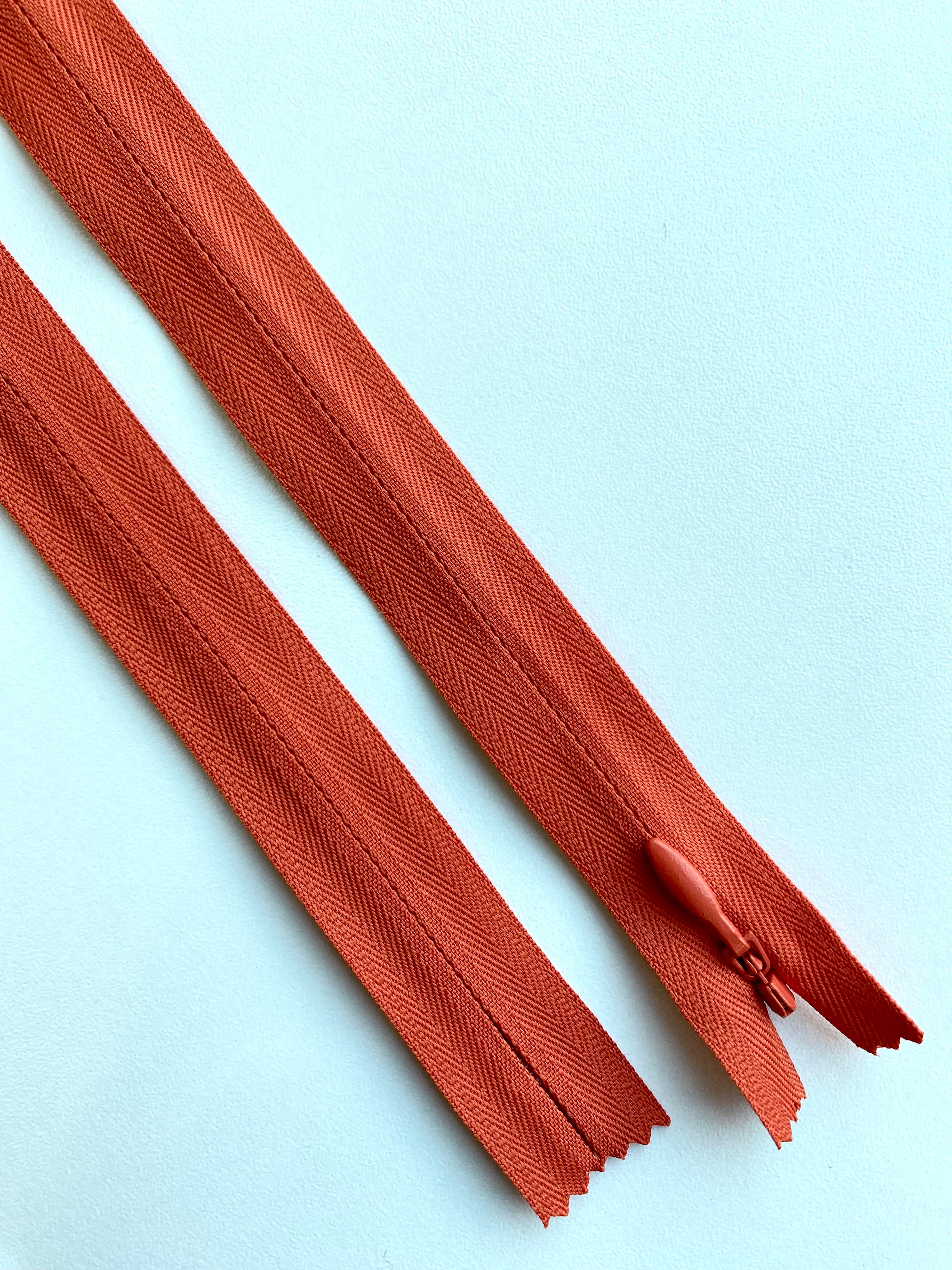 Tartós, rejtett YKK cipzár, világos terrakotta színű, 70 cm hosszú