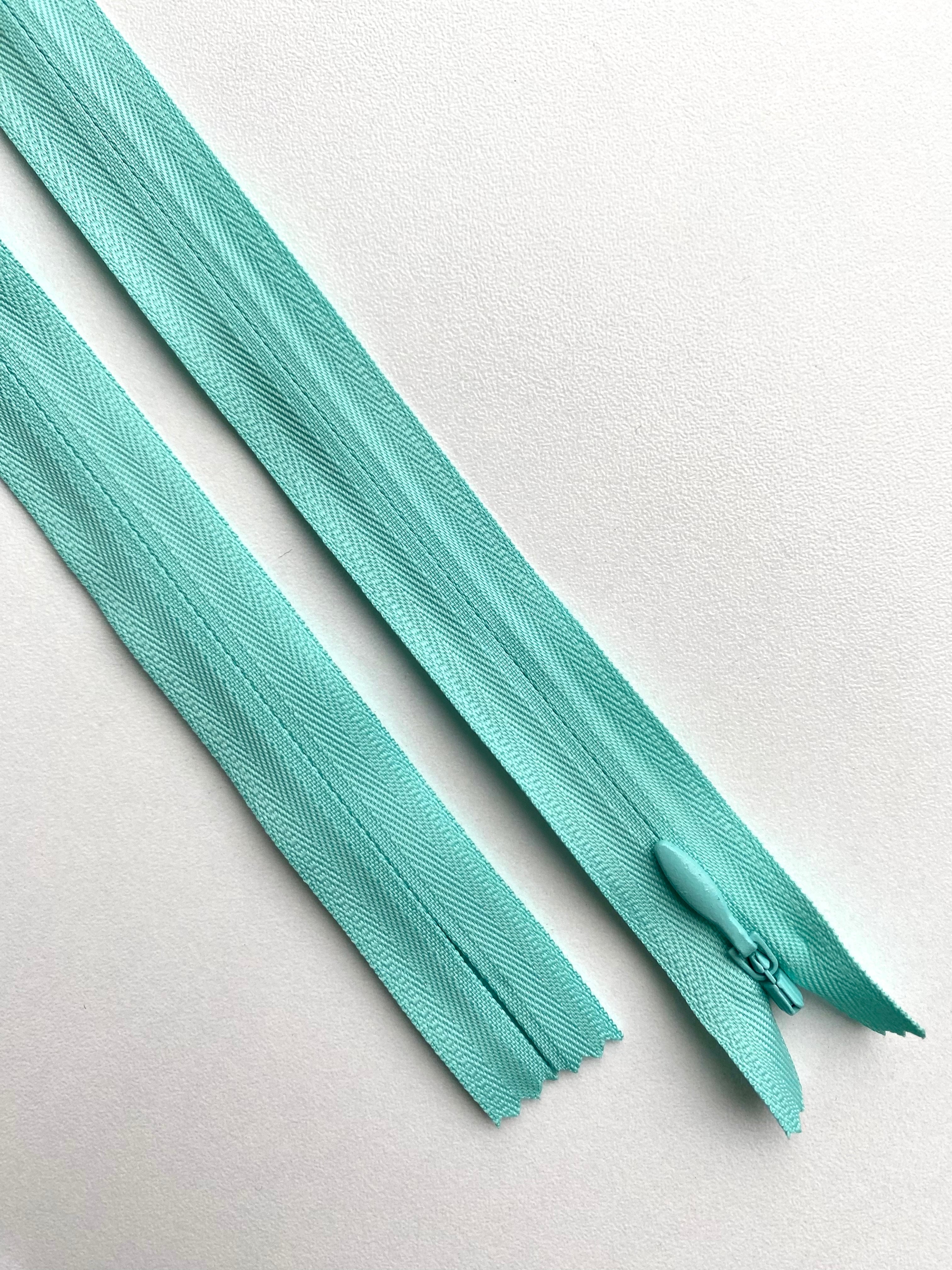 Tartós, rejtett YKK cipzár, világos türkiz színű, 70 cm hosszú