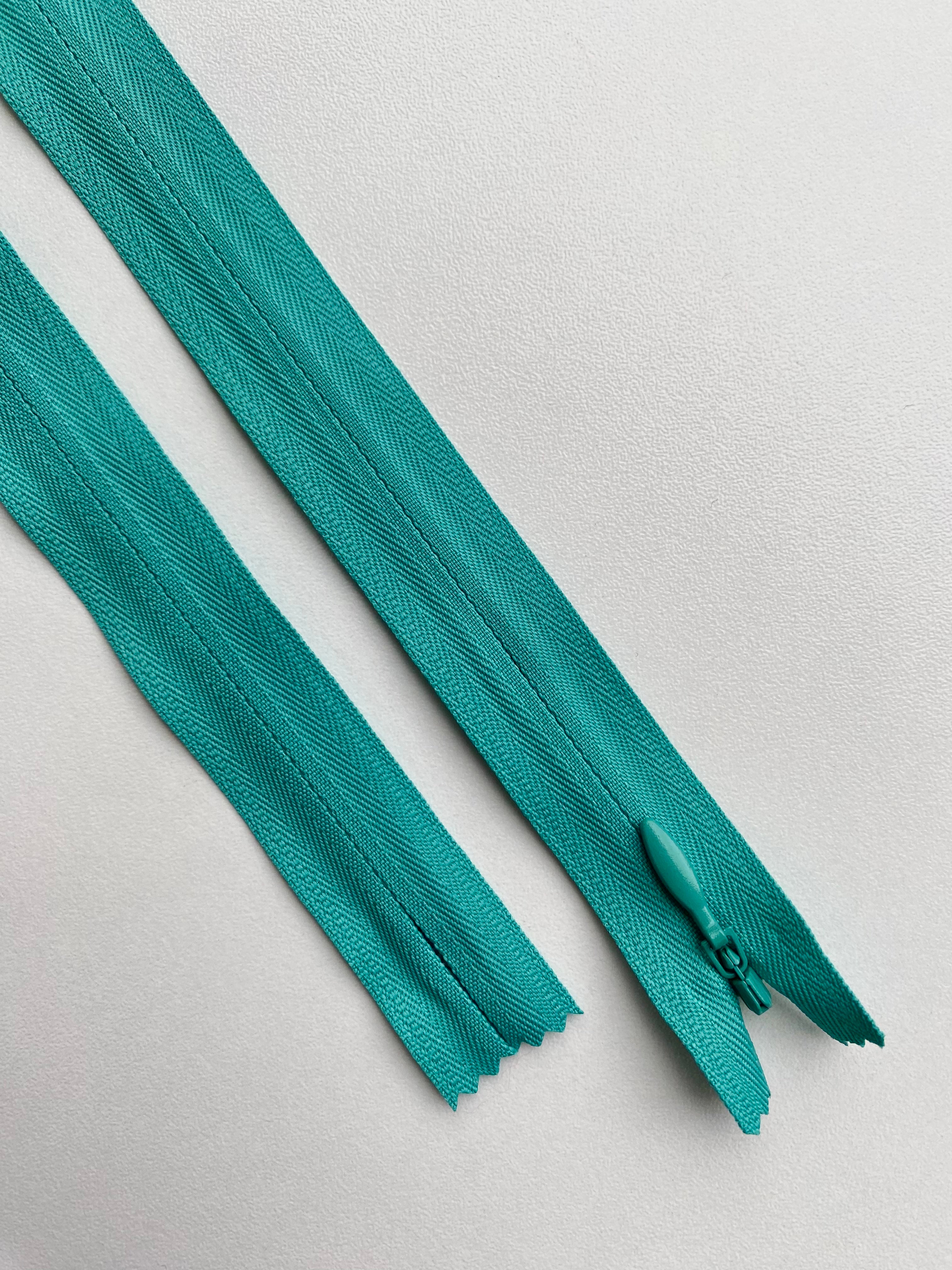 Fermoar rezistent, ascuns, brand YKK, culoare turcoaz inchis, 70 cm lungime