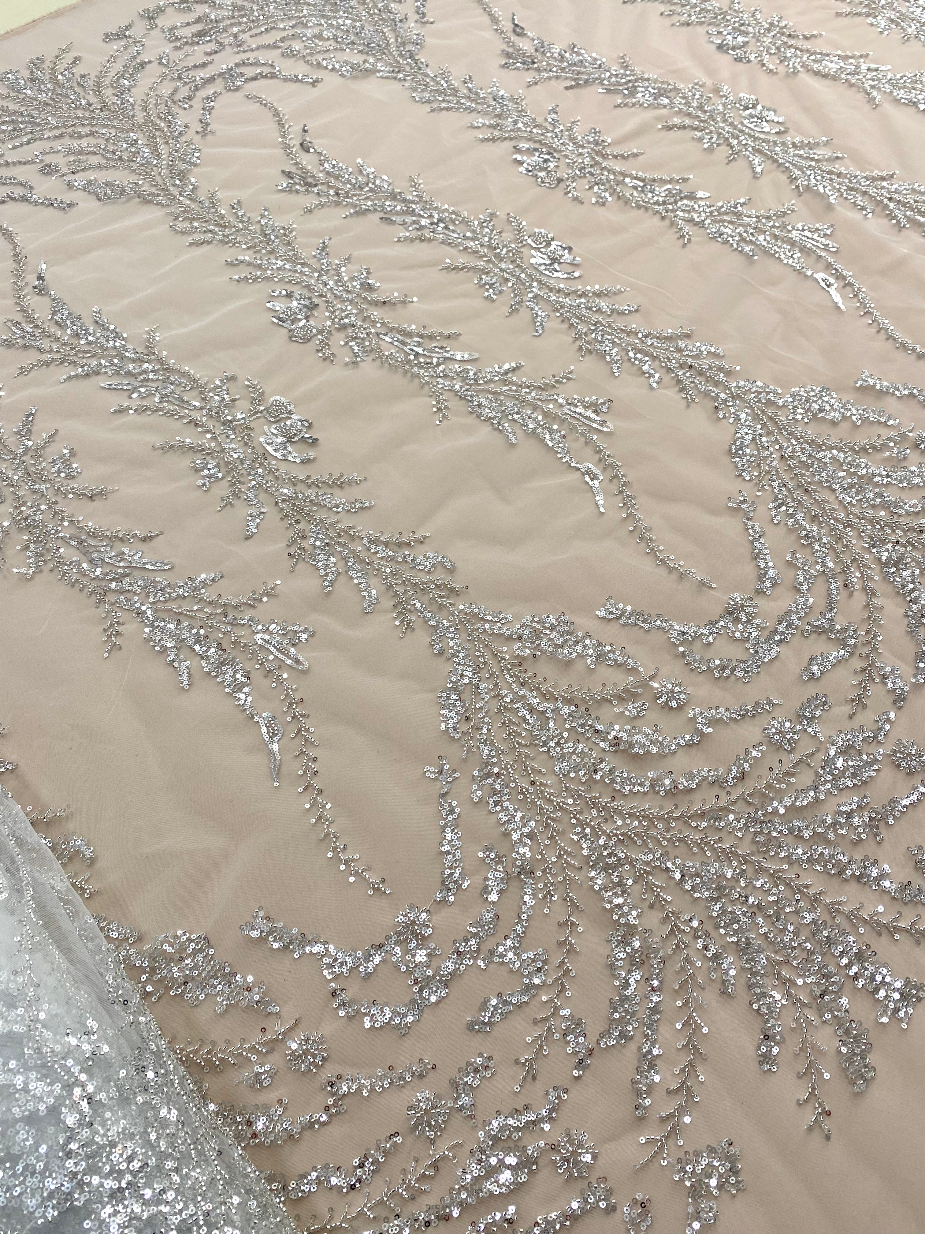 Csipke Couture ezüst tüllön, elefántcsont színben, levelekkel, gyöngyökkel és flitterekkel