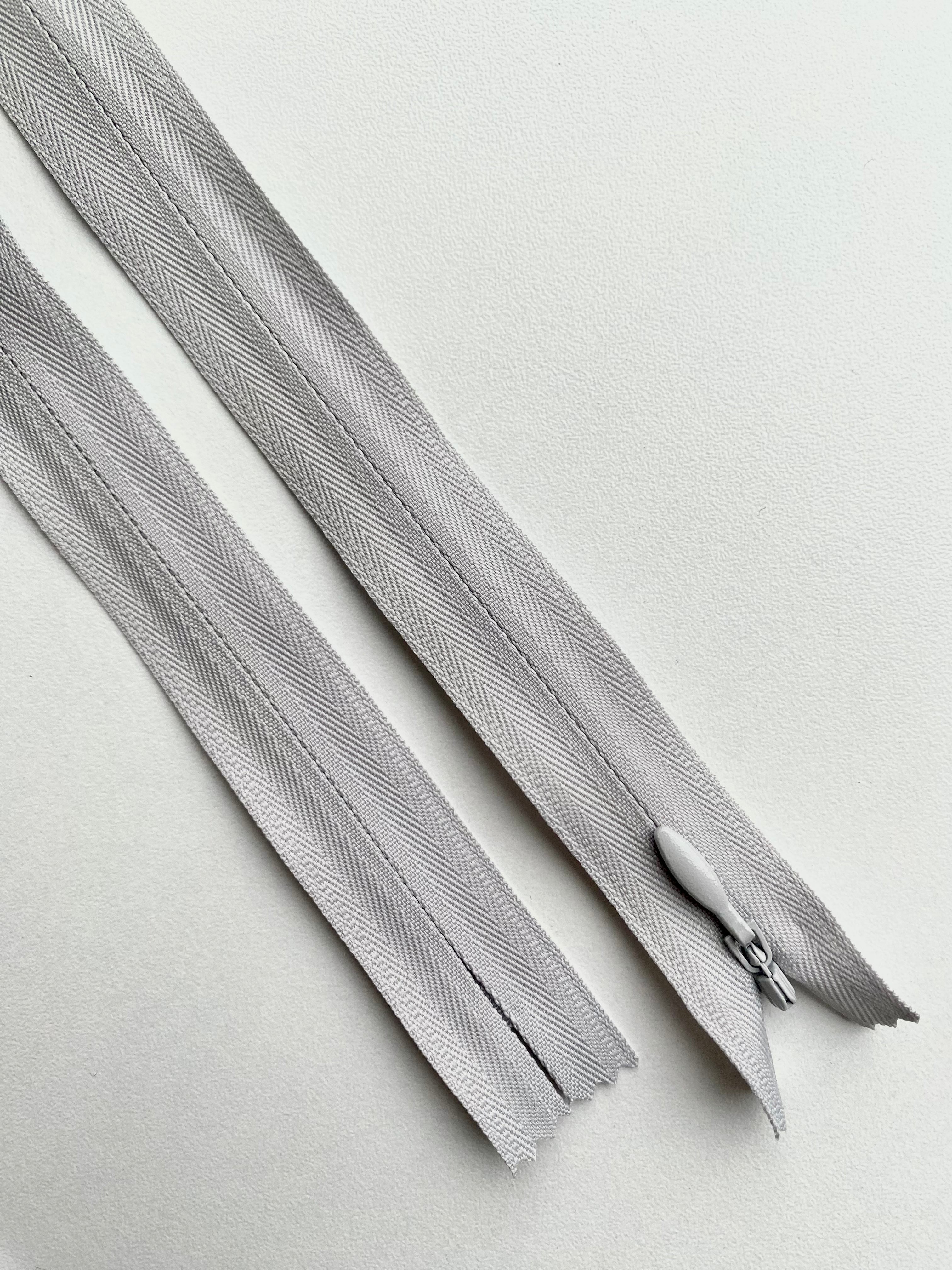 Tartós, rejtett YKK cipzár, ezüst és világosszürke színben, 70 cm hosszú