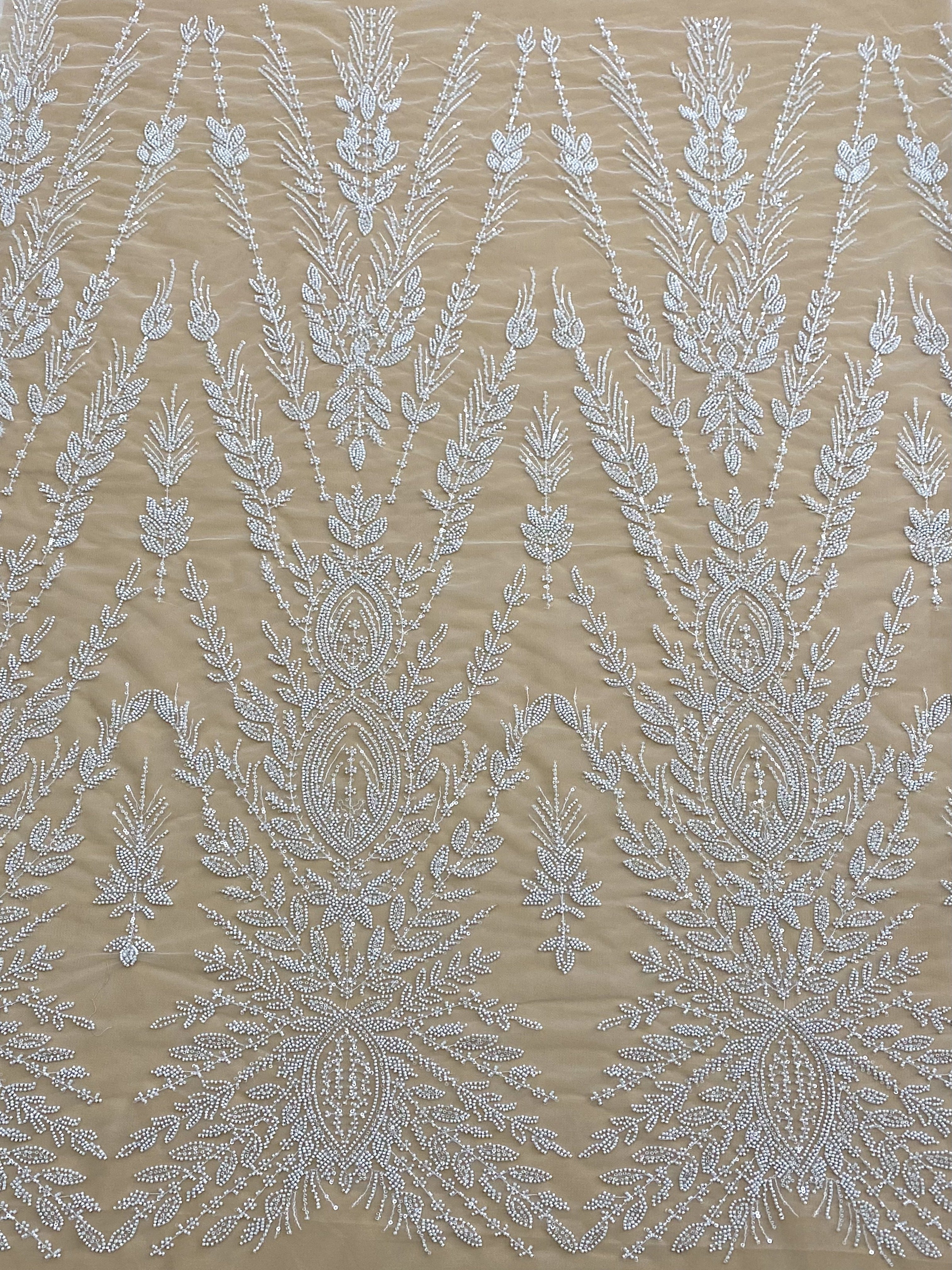 Dantela Couture Ivory szimmetrikus mintával, gyöngyökkel és flitterekkel