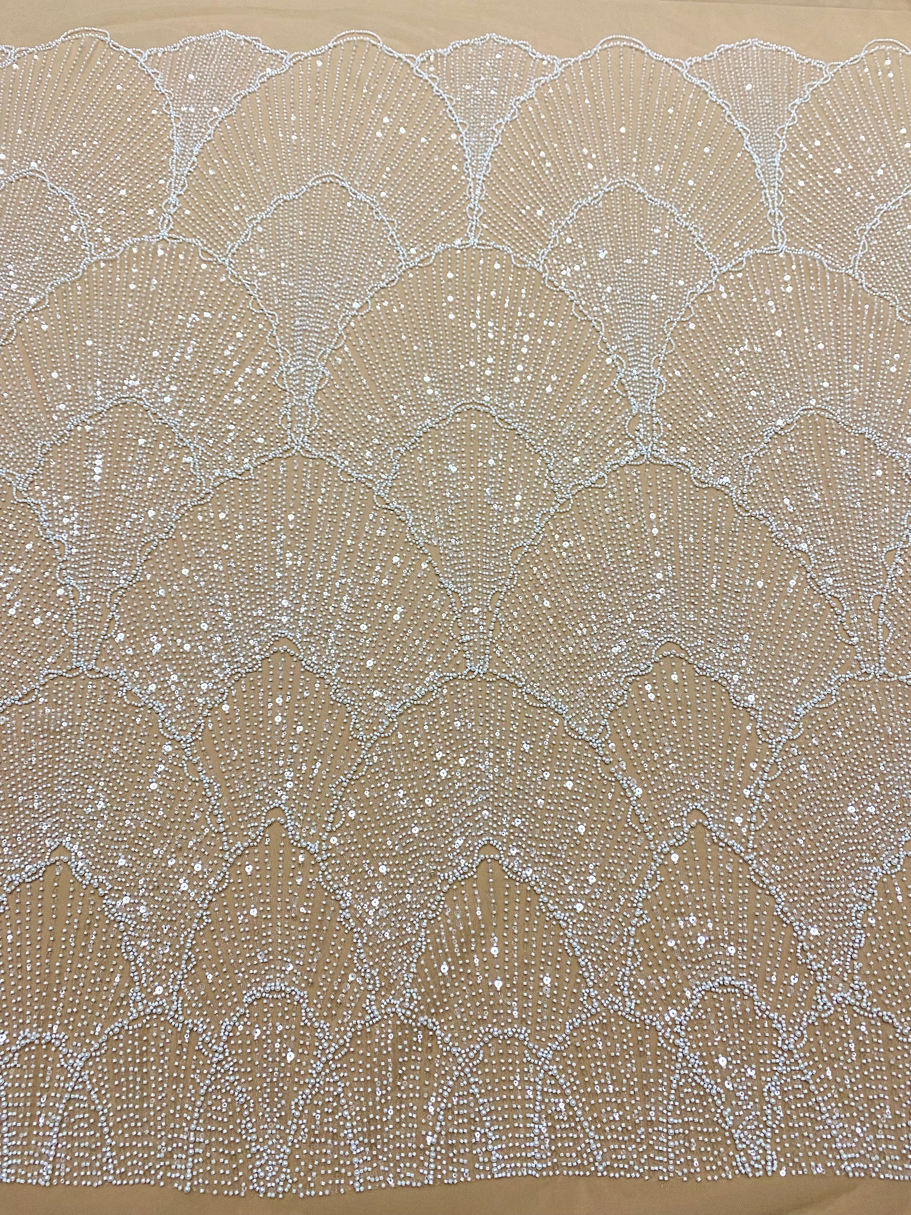 1,30 m-es Csipke Couture Ivory Nude tüllön, geometrikus mintával, gyöngyökkel, gyöngyöcskékkel és flitterekkel