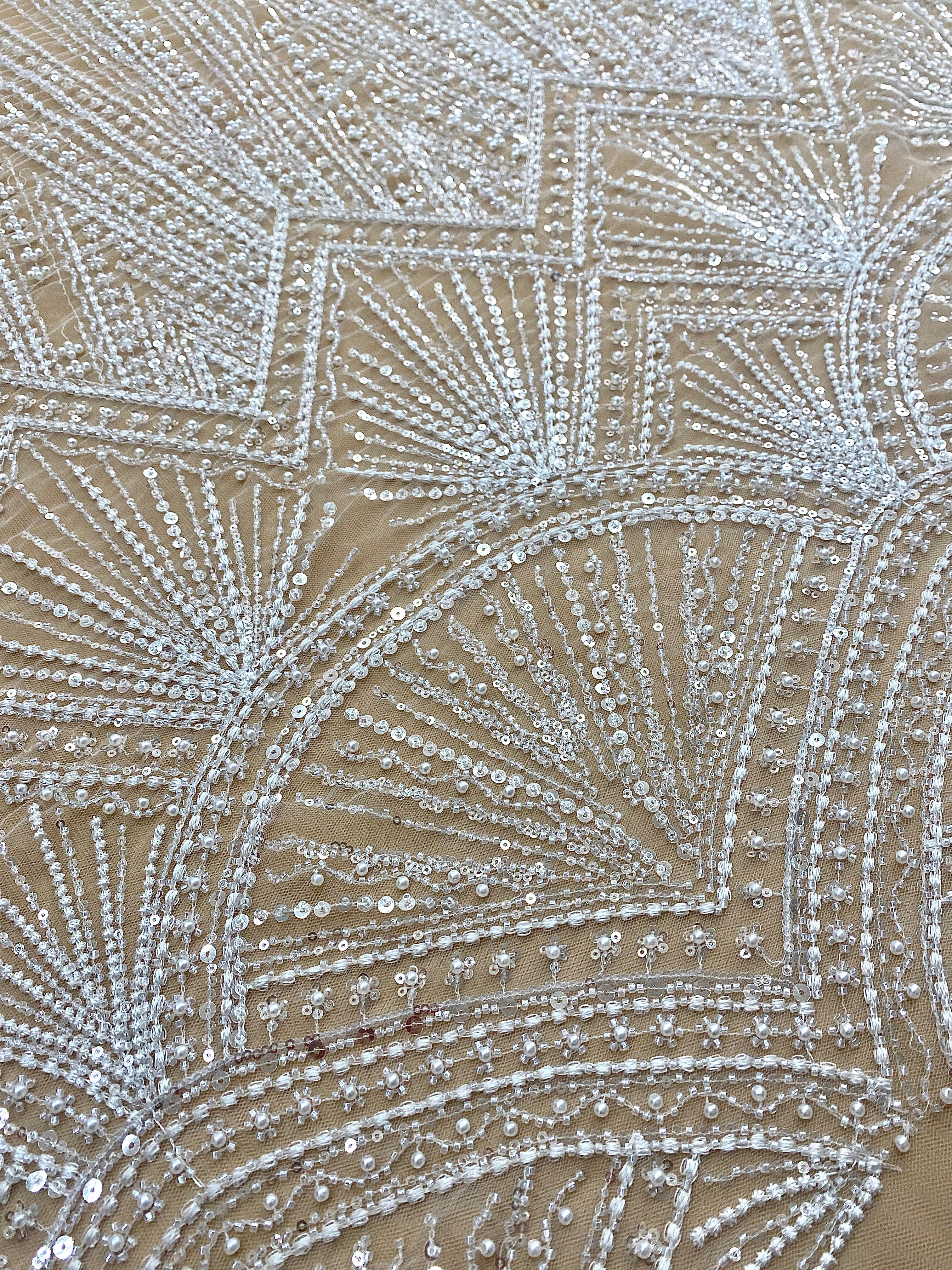 Dantela Couture Diamond geometriai mintával, gyöngyökkel, gyöngyökkel és flitterekkel