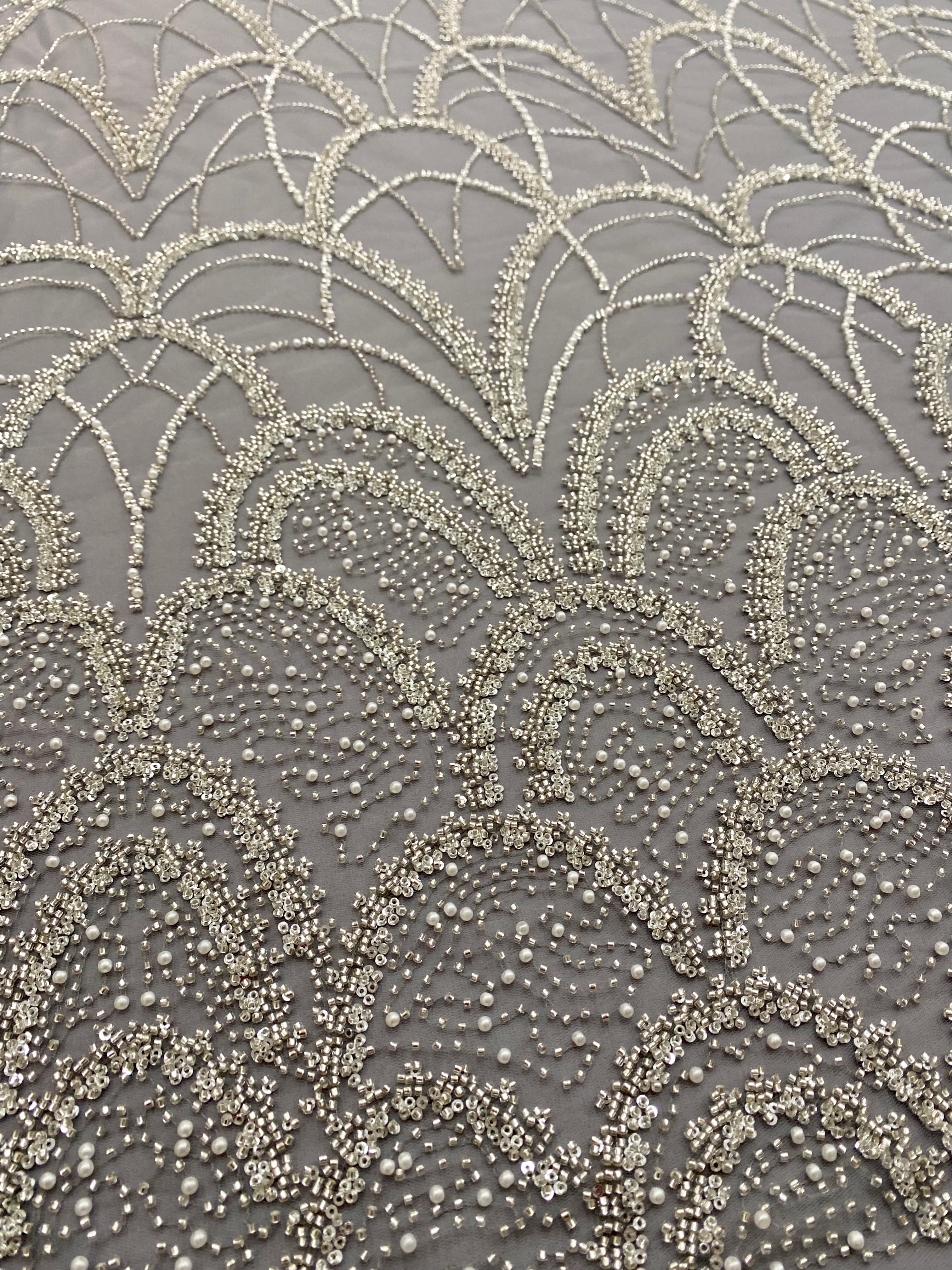 Dantela Couture Argintie pe Tulle Gri cu Model Geometric, cu Perle, Margele si Paiete