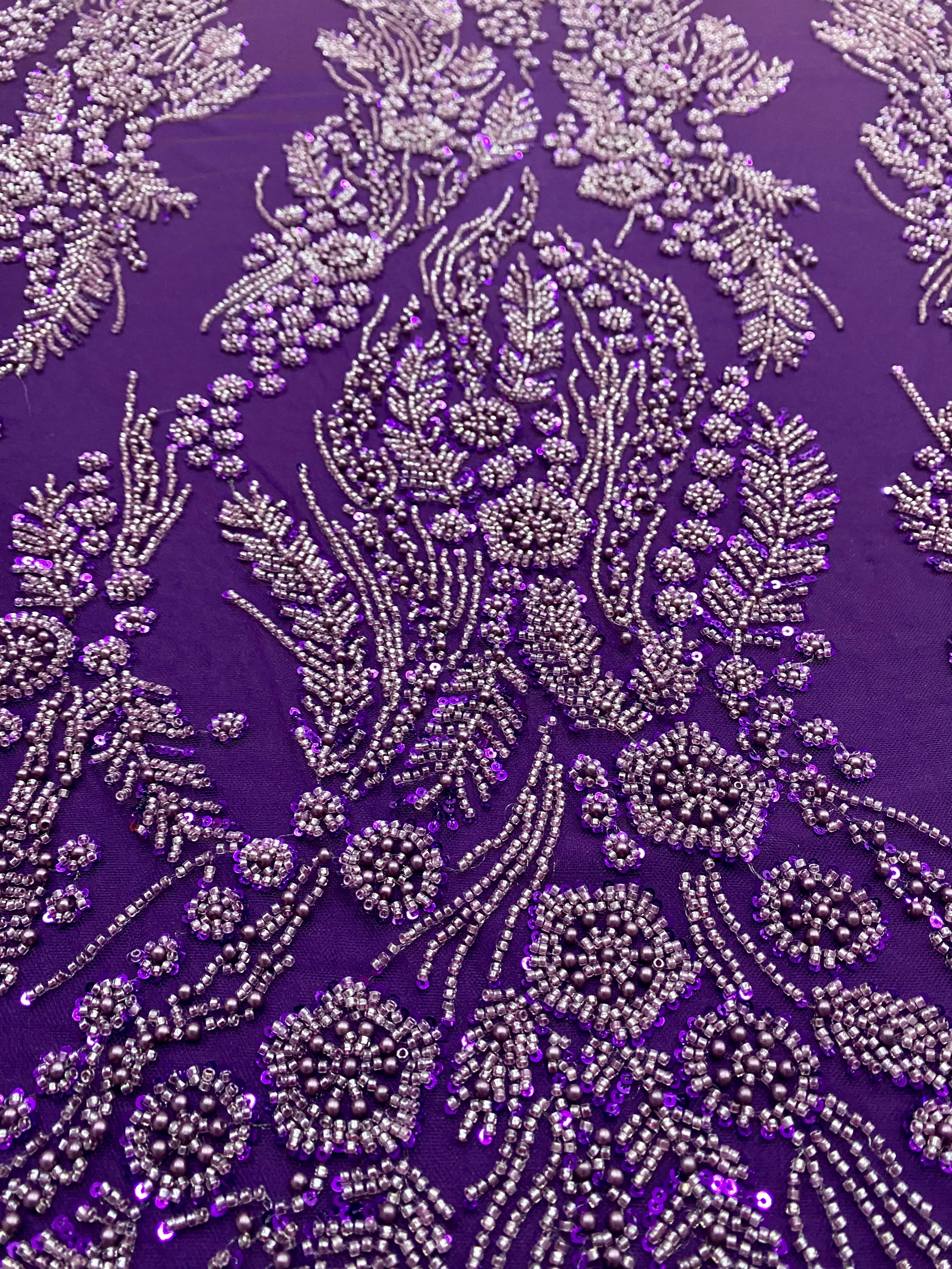 Sötétlila Couture csipke virágmintával, gyöngyökkel, gyöngyöcskékkel és flitterekkel
