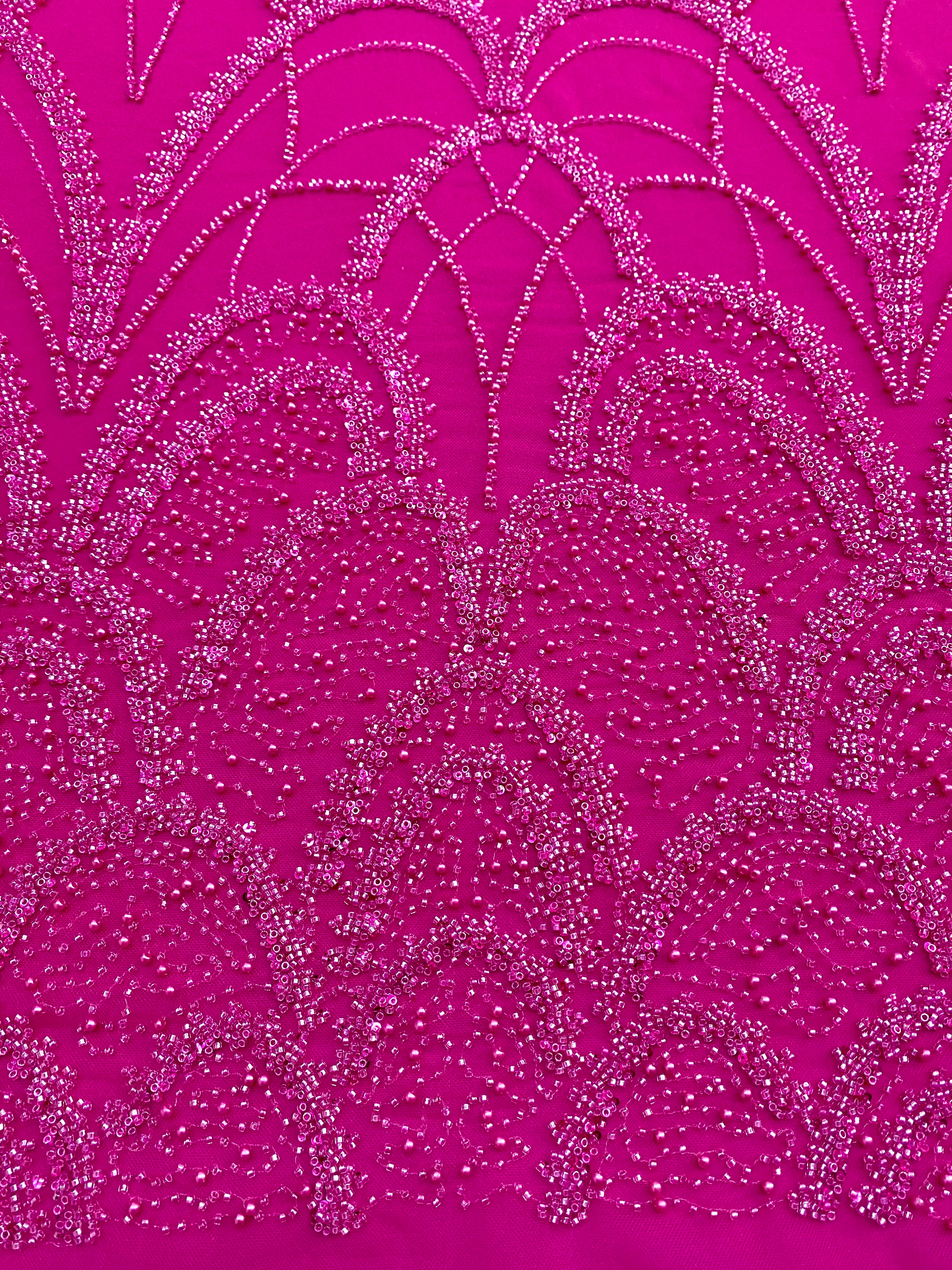 Dantela Couture Fucsia geometriai mintával, gyöngyökkel, gyöngyöcskékkel és flitterekkel