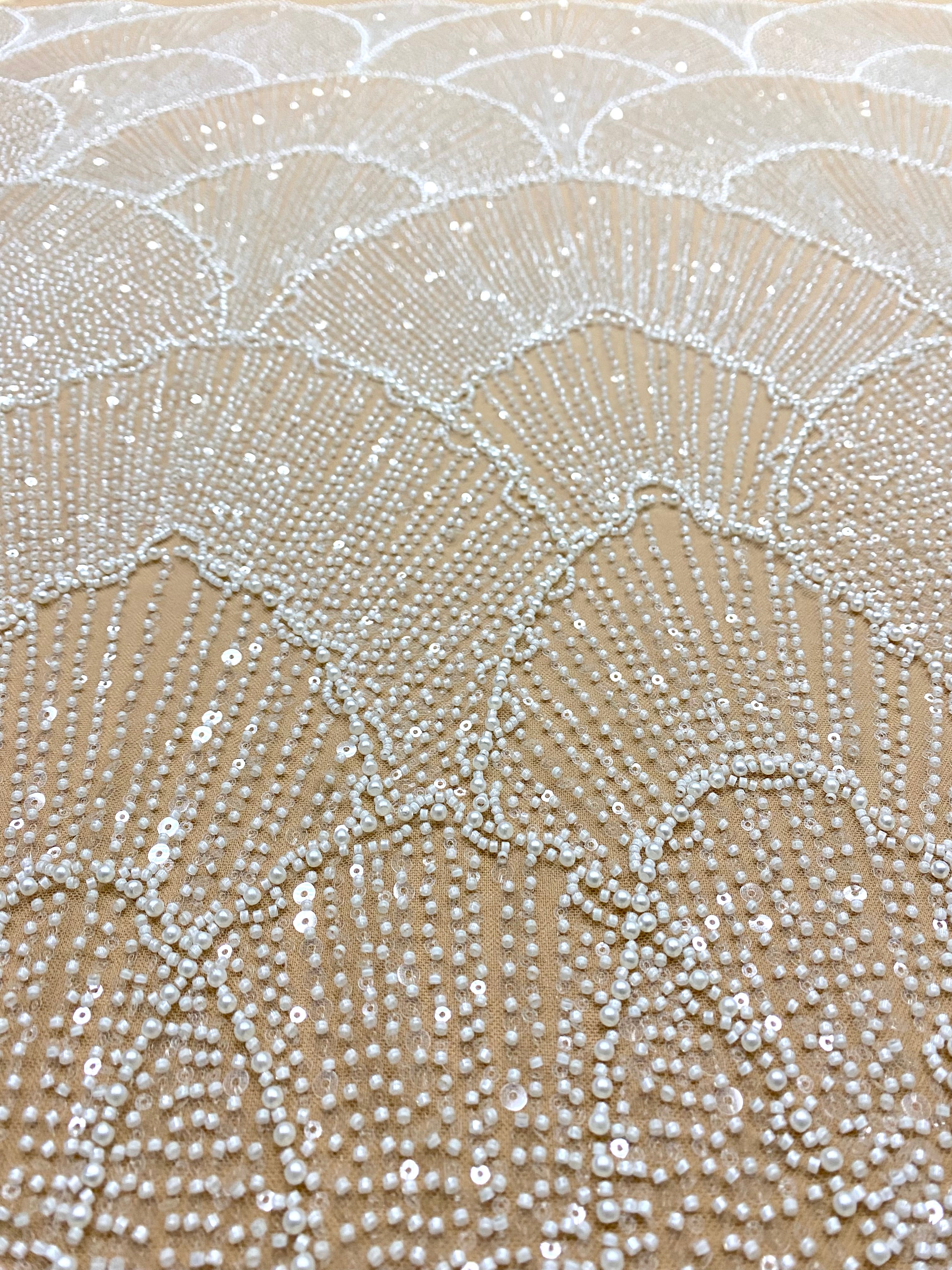 1,30 m-es Csipke Couture Ivory Nude tüllön, geometrikus mintával, gyöngyökkel, gyöngyöcskékkel és flitterekkel