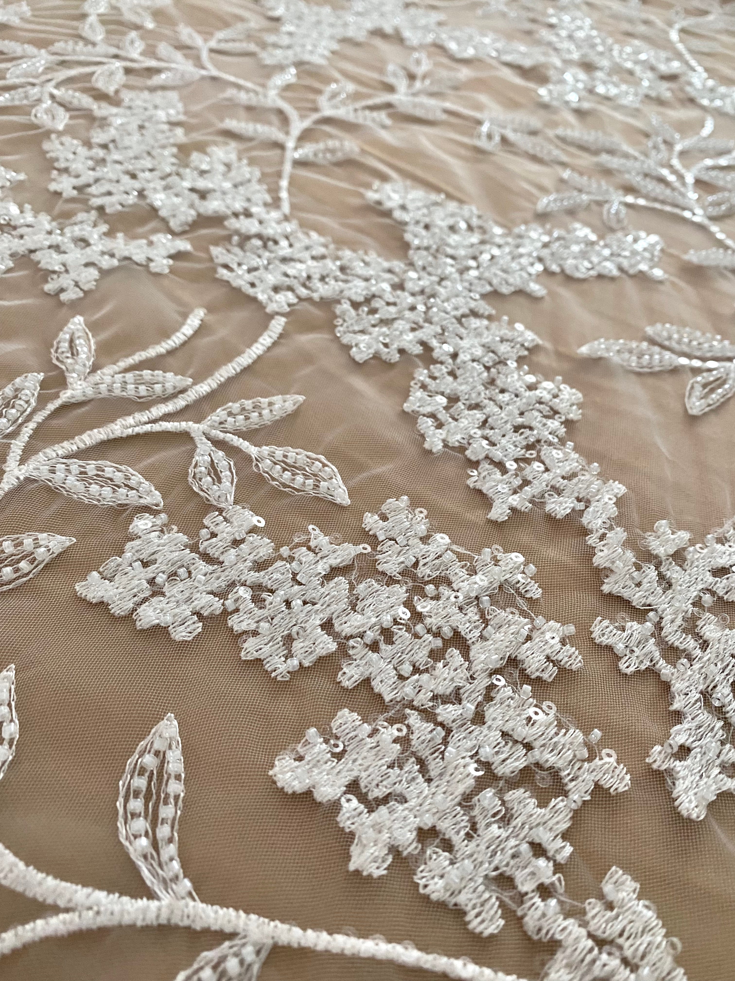 Dantela Couture Ivory virágmintás, gyöngyökkel és flitterekkel