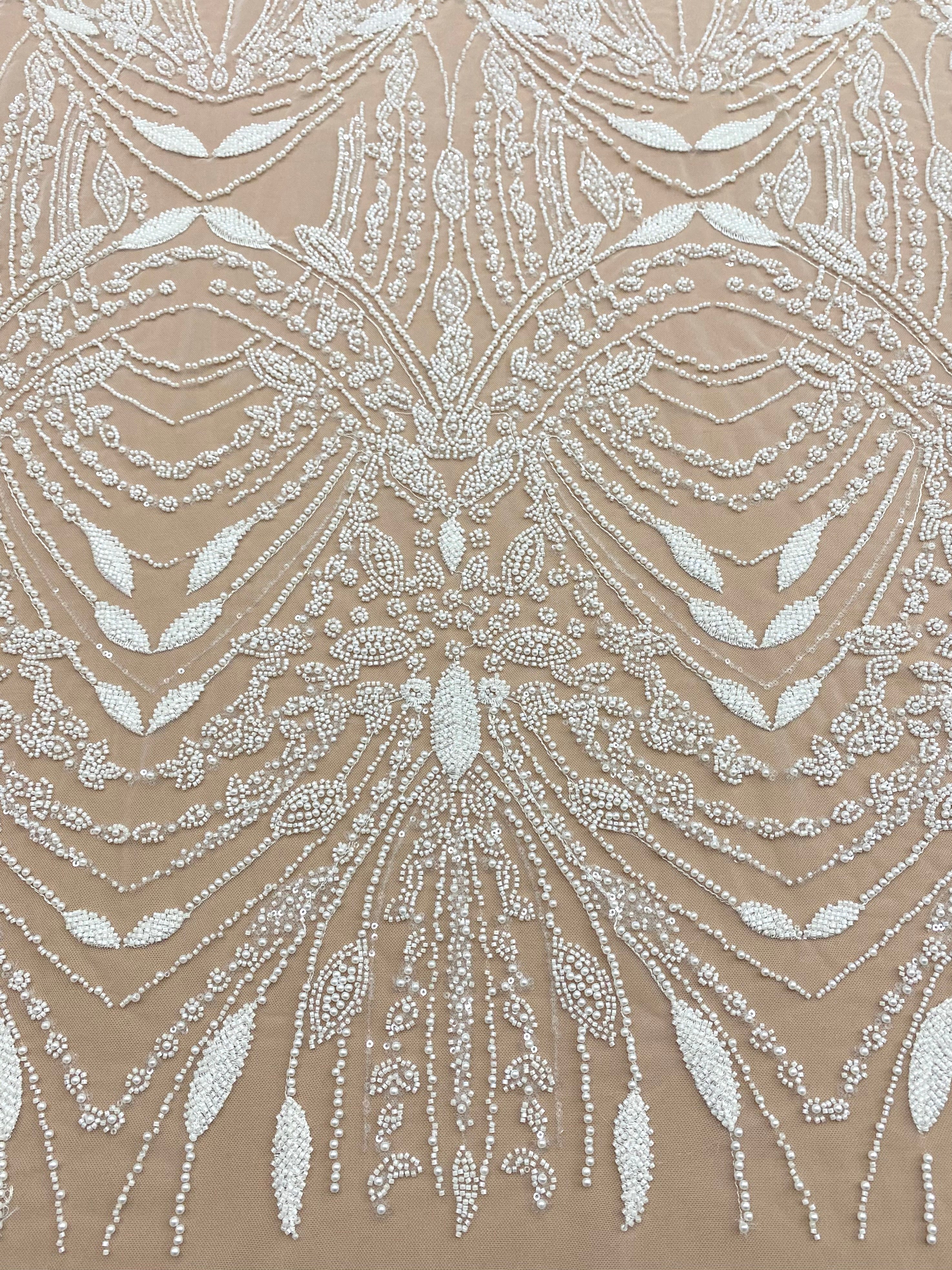 Csipke Couture Ivory geometrikus mintával, gyöngyökkel, díszgyöngyökkel és flitterekkel