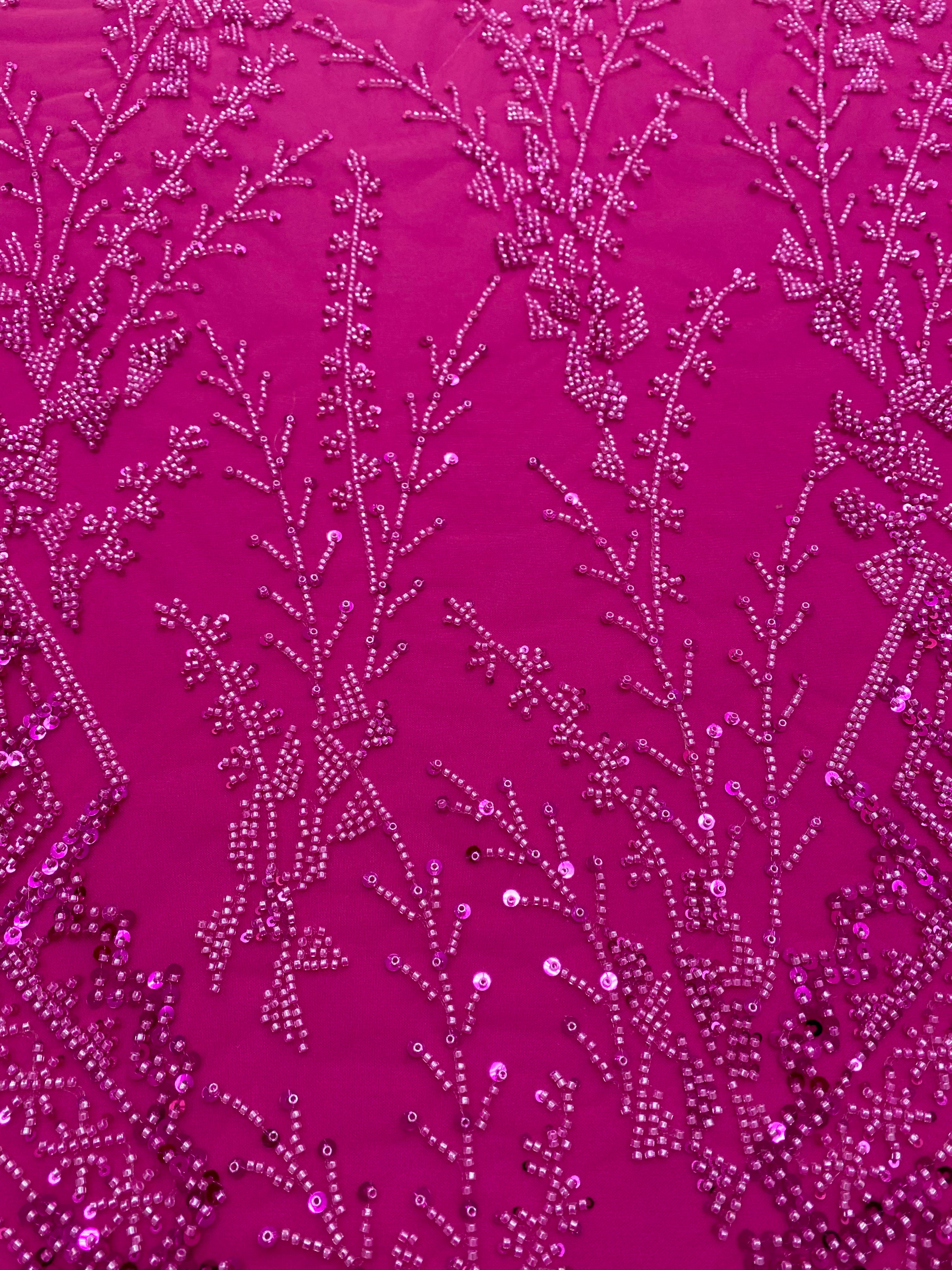 Dantela Couture Fucsia geometriai mintával, gyöngyökkel és flitterekkel