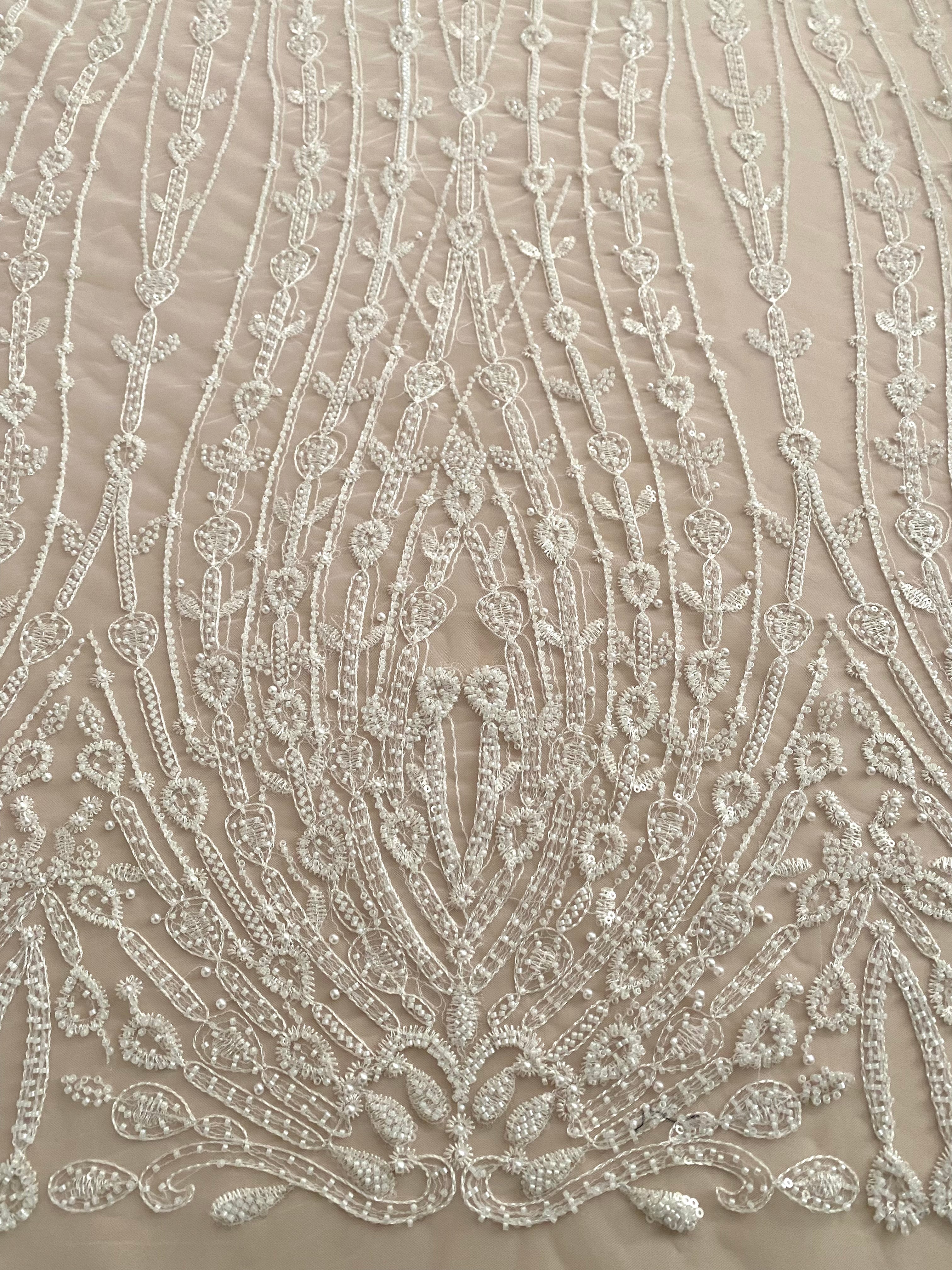 Dantela Couture Ivory geometriai mintával, gyöngyökkel, gyöngyöcskékkel és flitterekkel