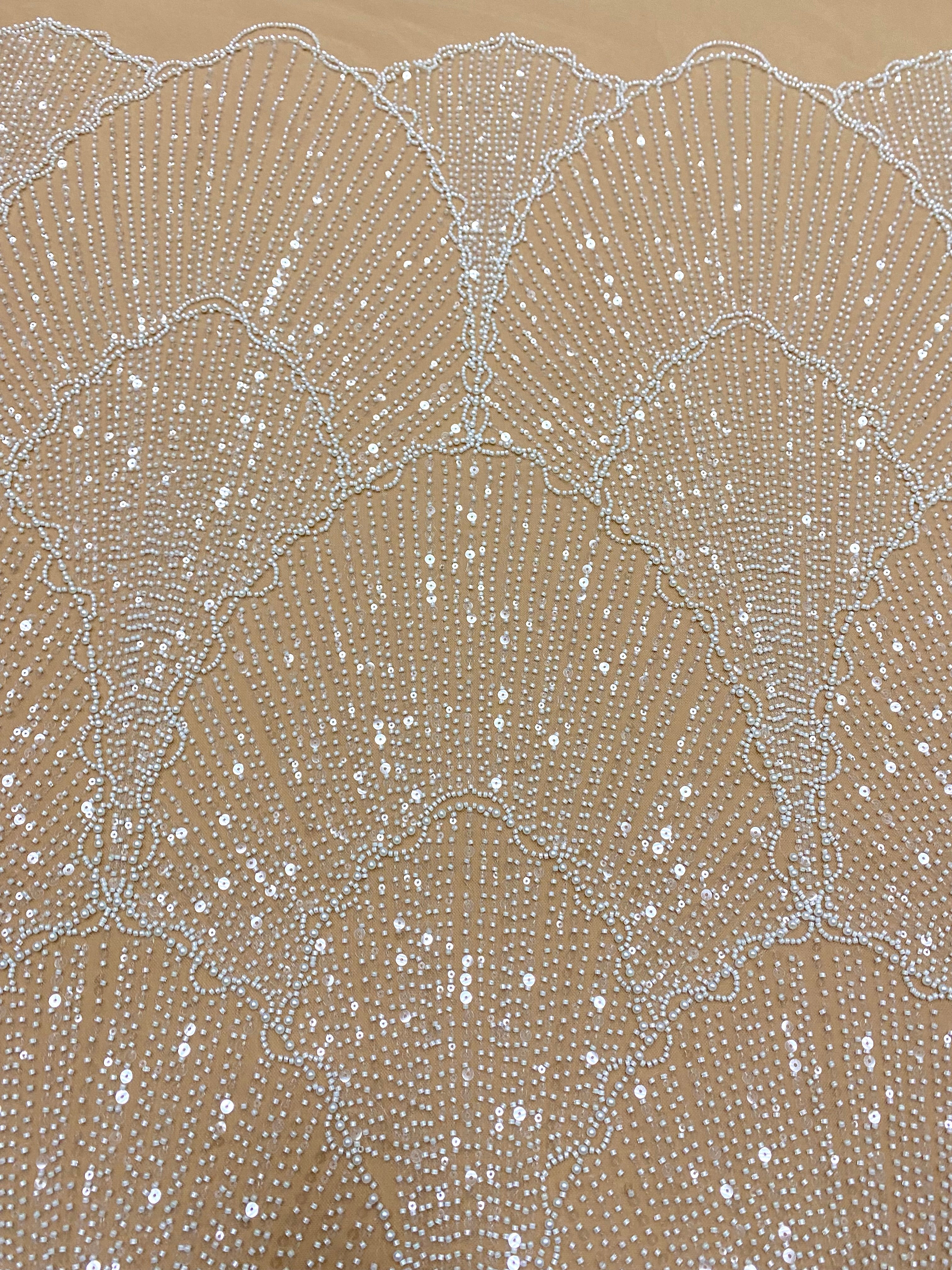 Csipke Couture elefántcsont színű tüllön, nude alapon, geometrikus mintával, gyöngyökkel, gyöngy díszítéssel és flitterekkel