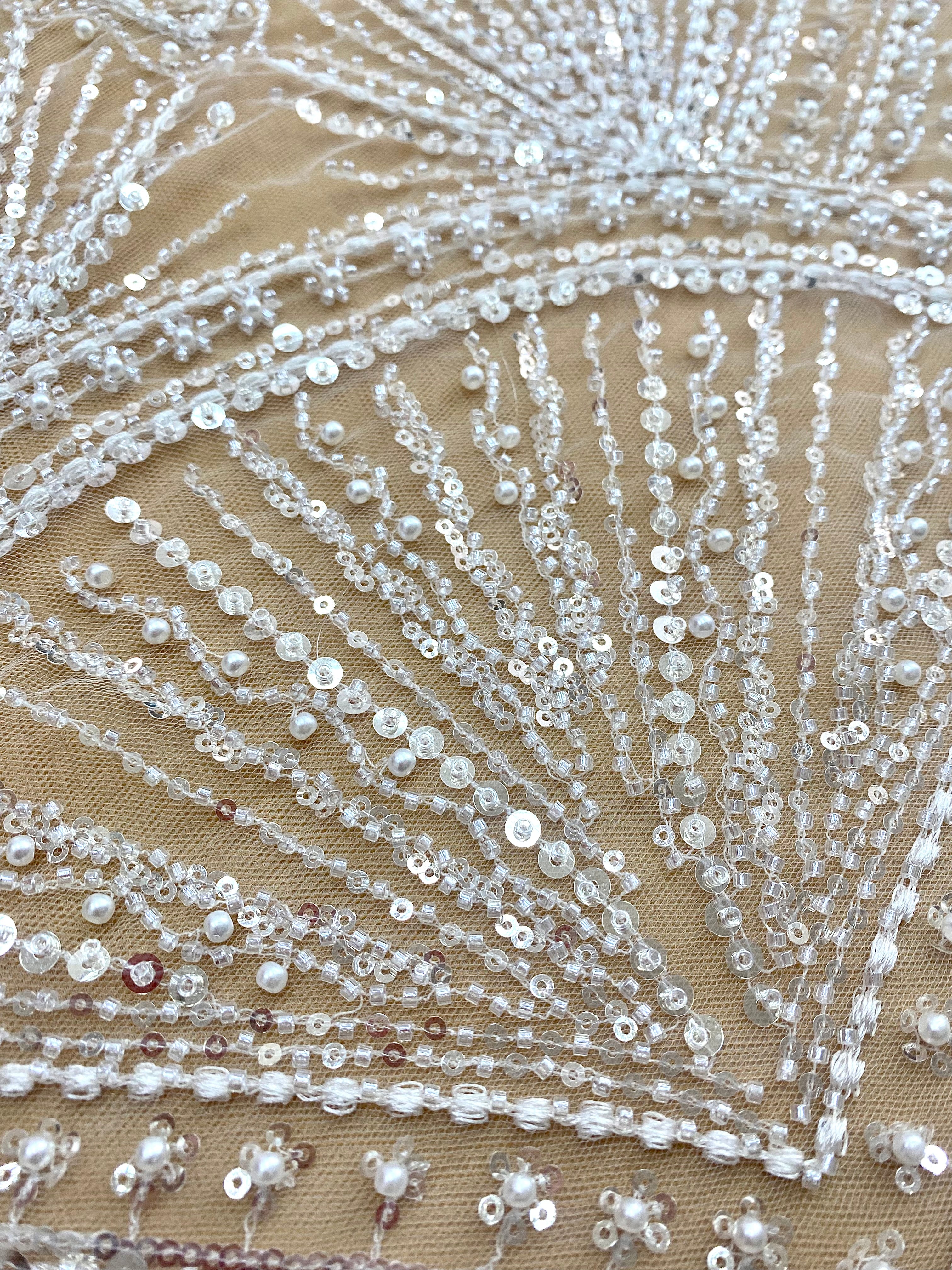 Dantela Couture Diamond geometriai mintával, gyöngyökkel, gyöngyökkel és flitterekkel