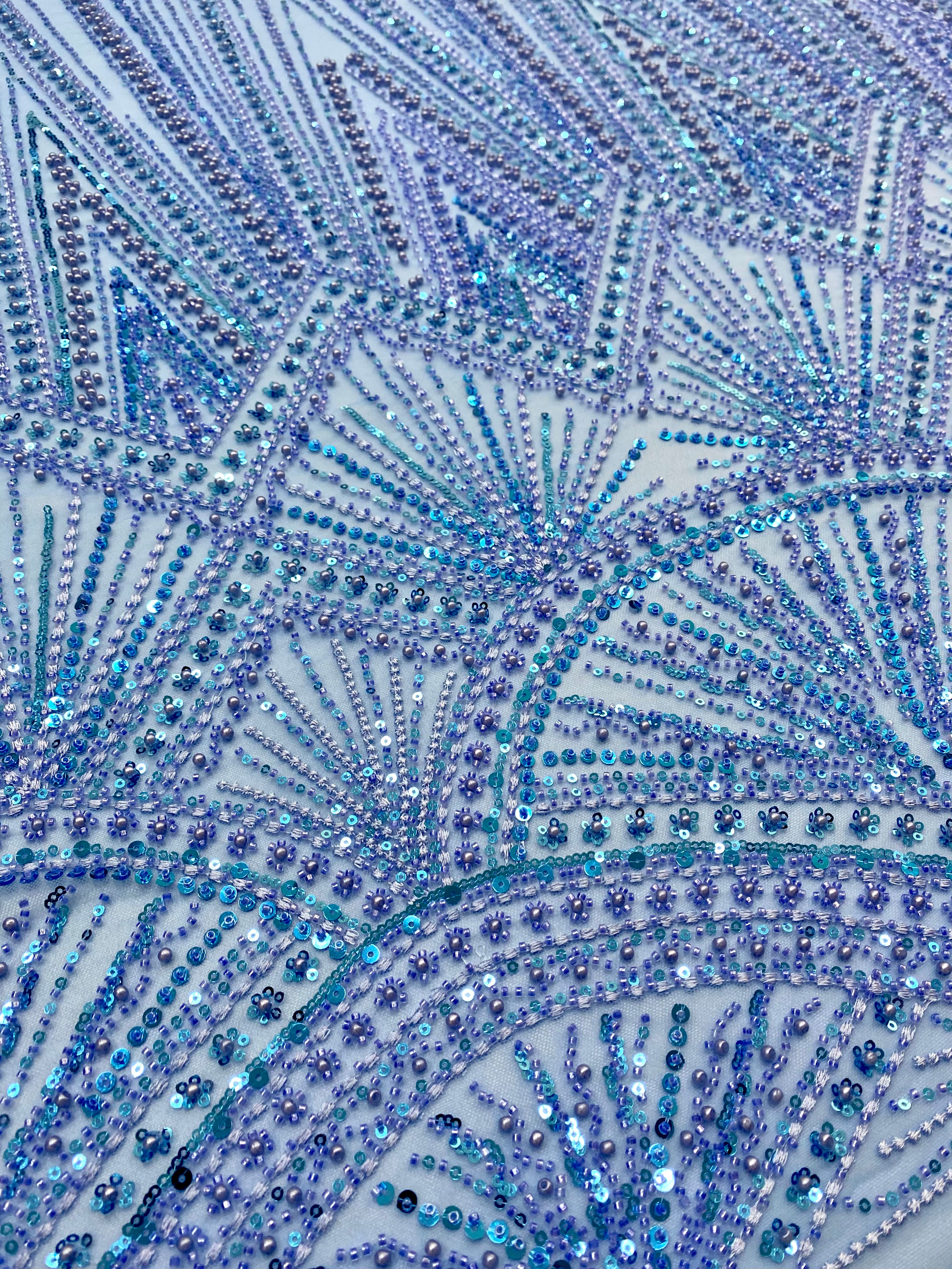 Dantela Couture Égkék Geometriai Mintával, Gyöngyökkel, Gyöngyöcskékkel és Flitterekkel